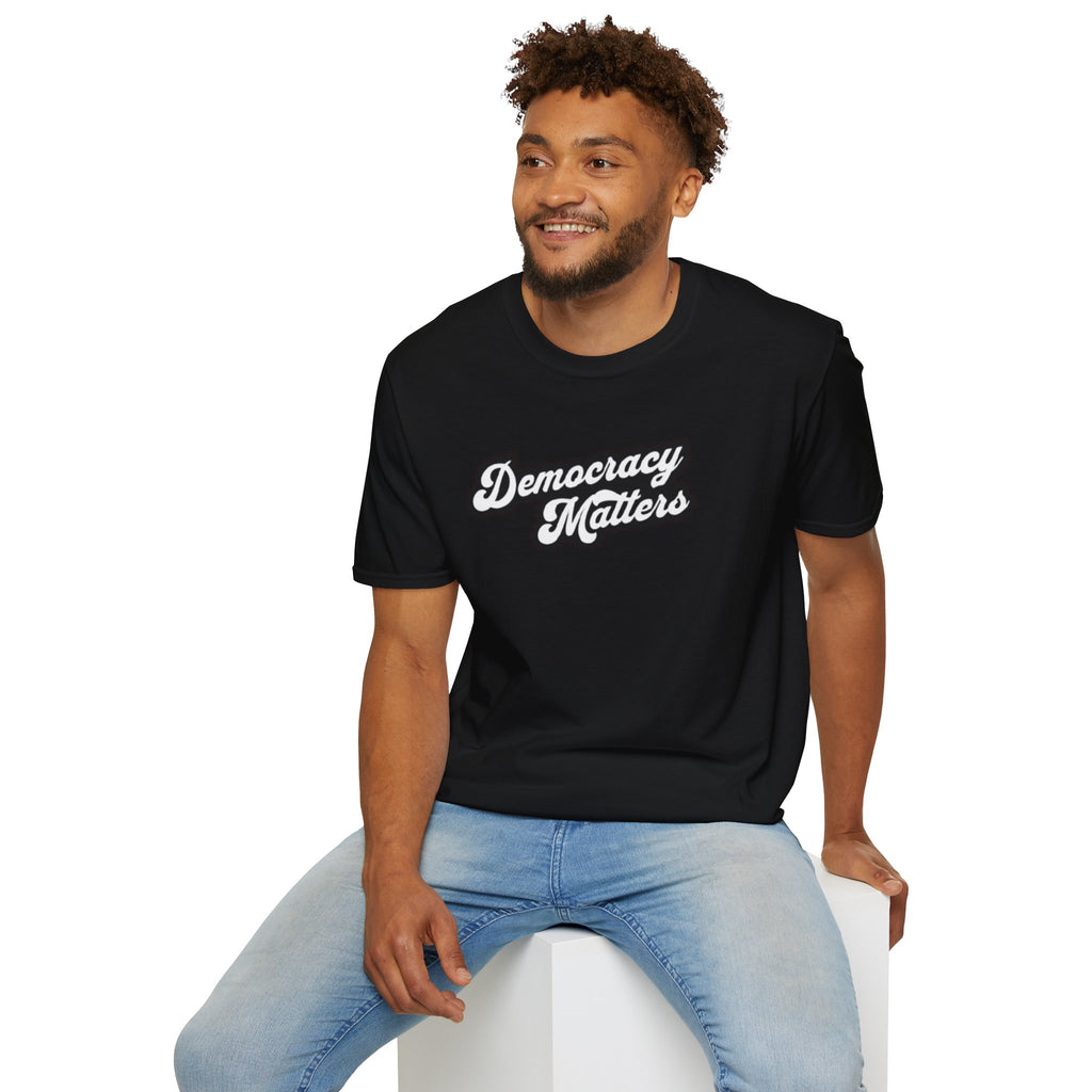 Camiseta unisex de estilo suave con gráficos "La democracia importa" y "Nosotros, el pueblo, estamos cabreados".