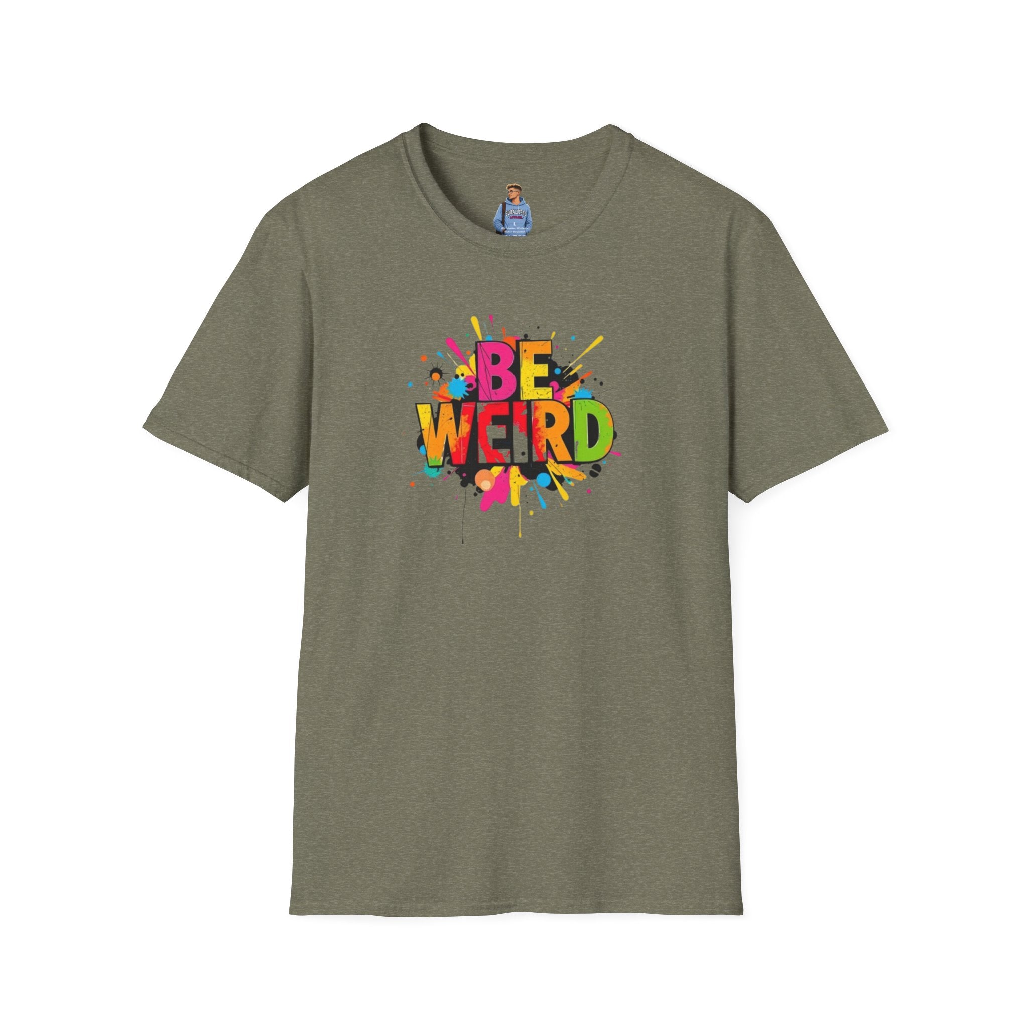 Camiseta unisex de estilo suave Be Weird: camiseta gráfica divertida y colorida para expresarse