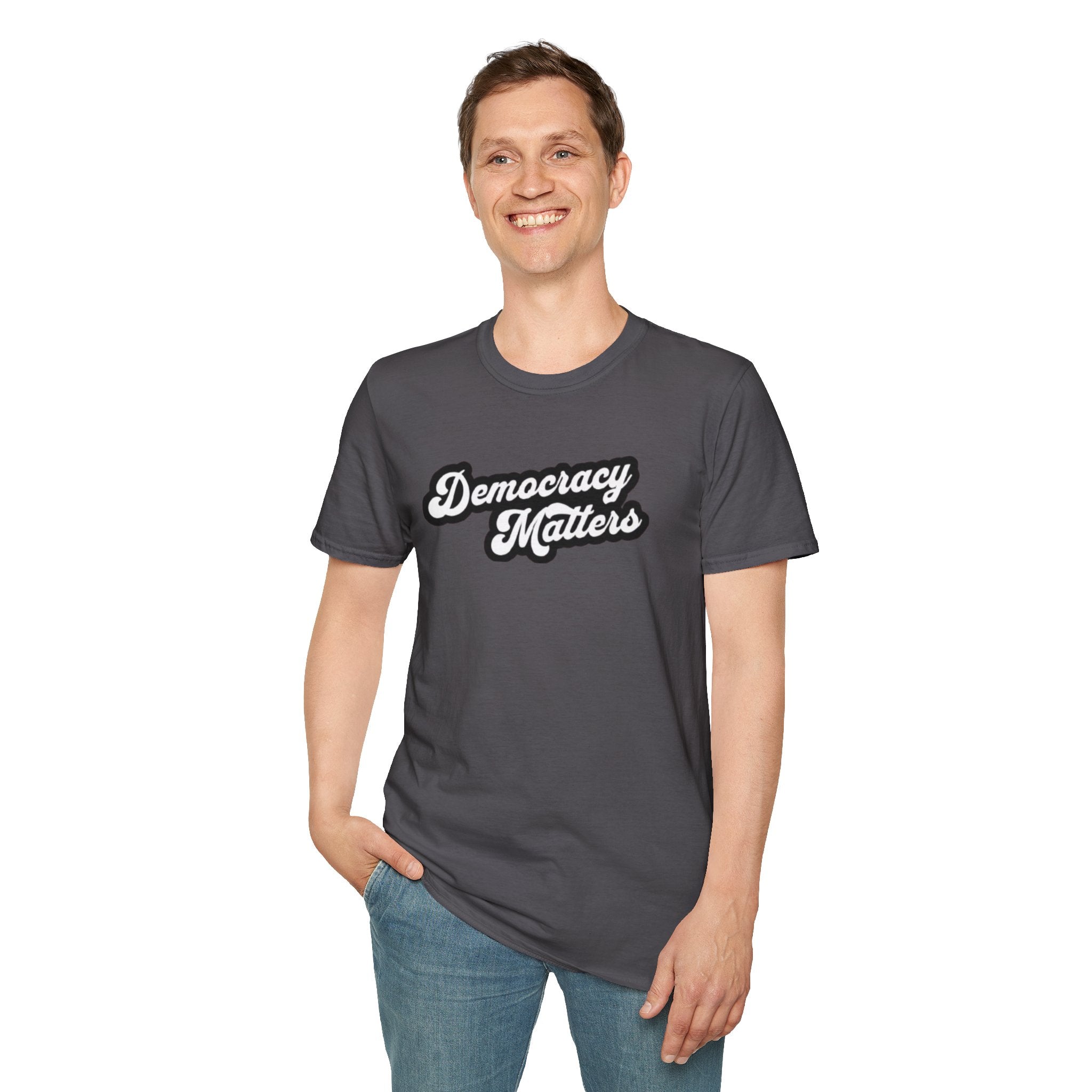Camiseta unisex de estilo suave con gráficos "La democracia importa" y "Nosotros, el pueblo, estamos cabreados".