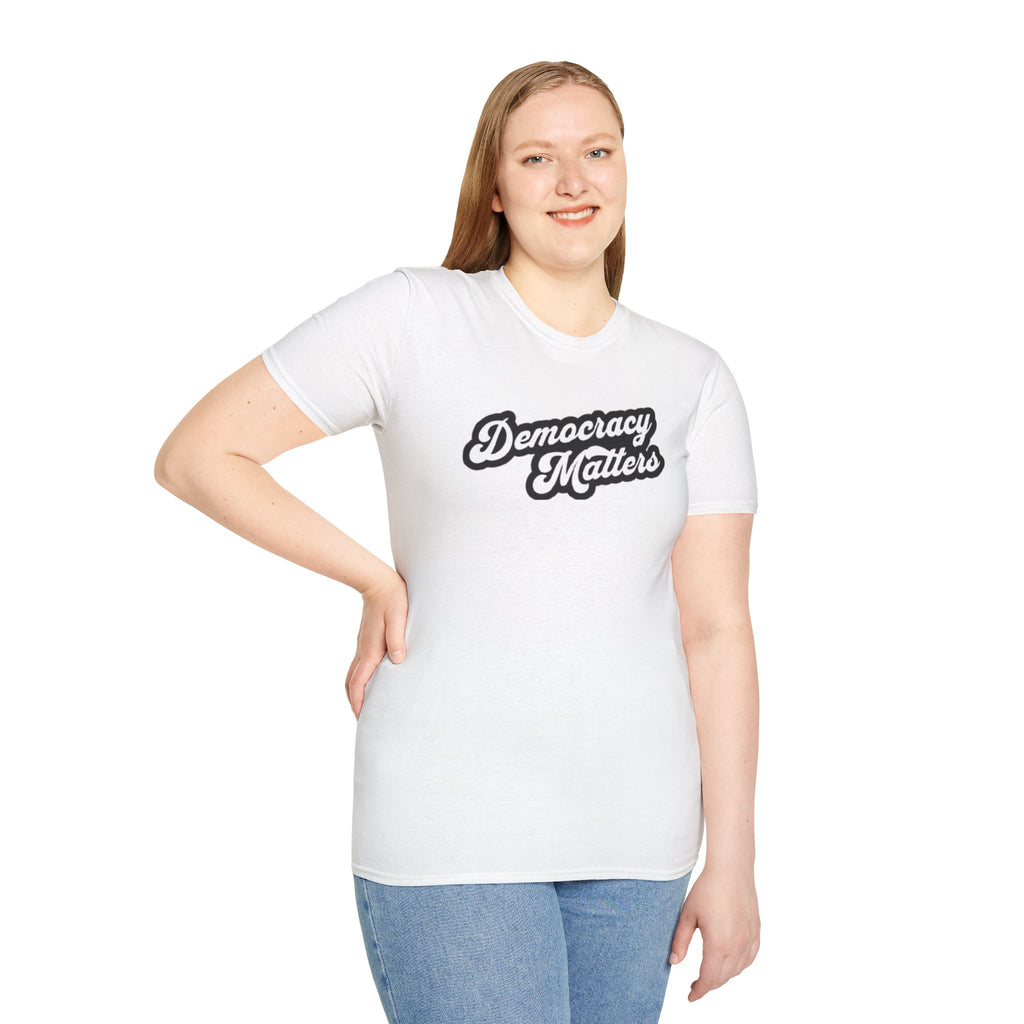 Camiseta unisex de estilo suave con gráficos "La democracia importa" y "Nosotros, el pueblo, estamos cabreados".