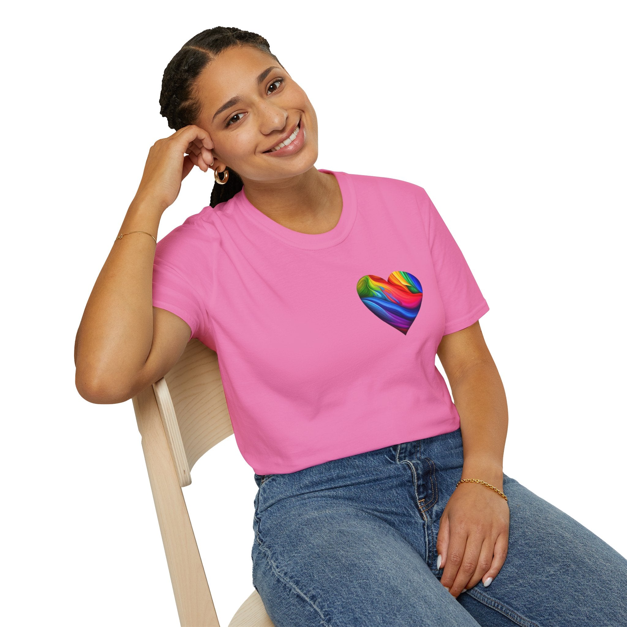 Camiseta unisex Softstyle - Diseño de corazón de orgullo con la frase 'La existencia es resistencia'