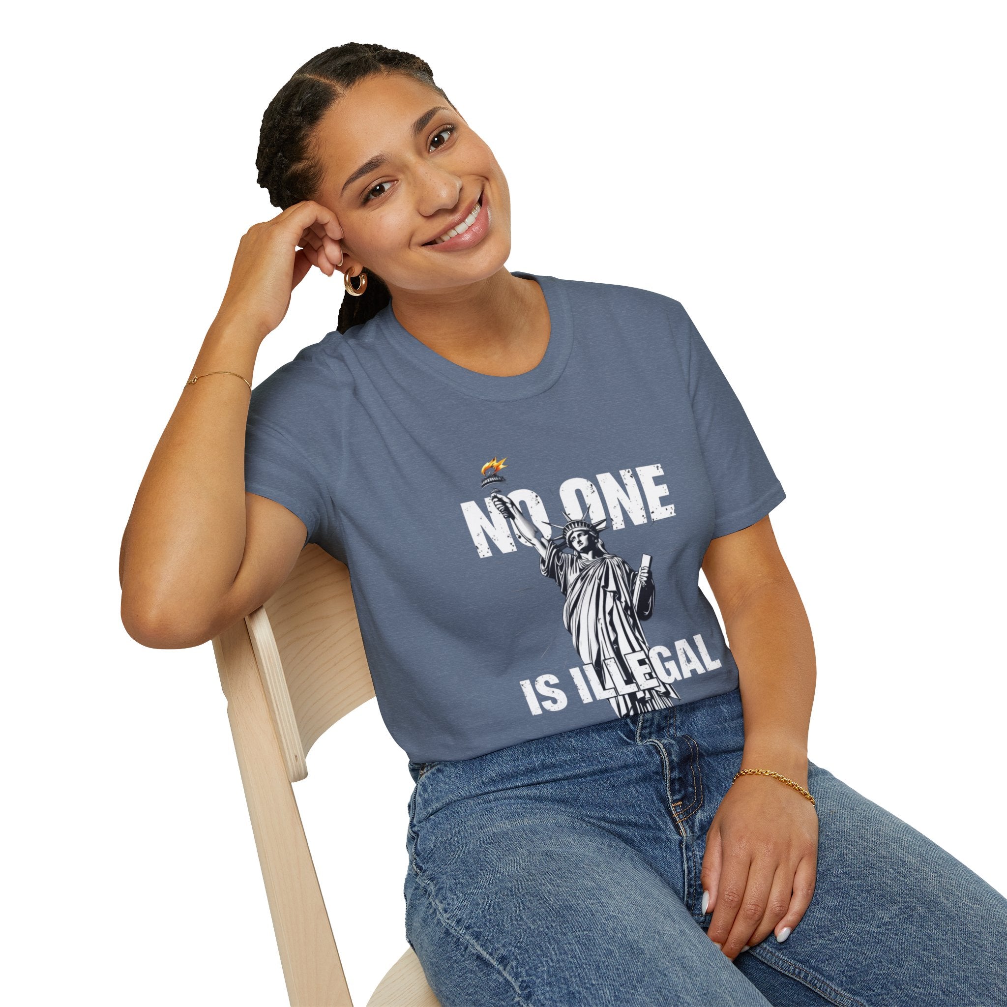 Camiseta unisex de estilo suave: camiseta gráfica con el lema "Nadie es ilegal" para defensores de la justicia social