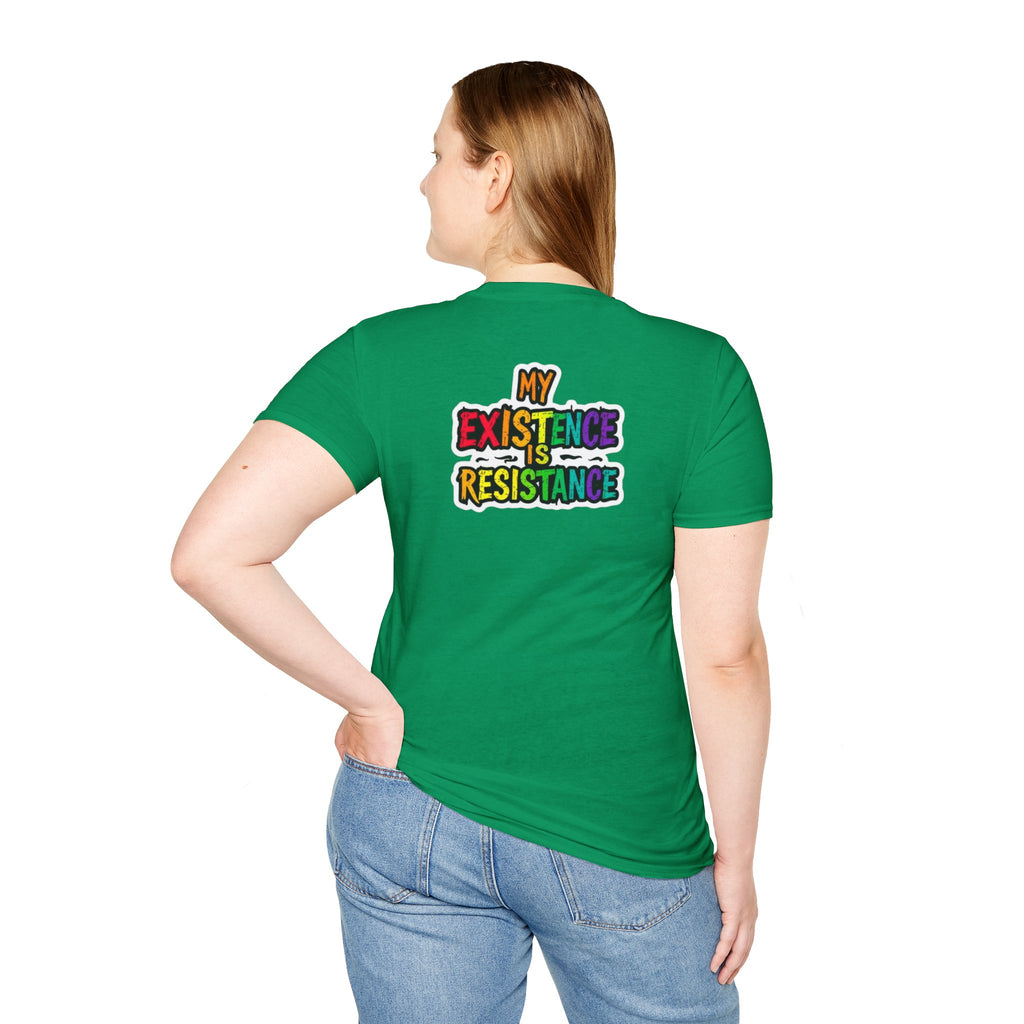 Camiseta unisex Softstyle - Diseño de corazón de orgullo con la frase 'La existencia es resistencia'