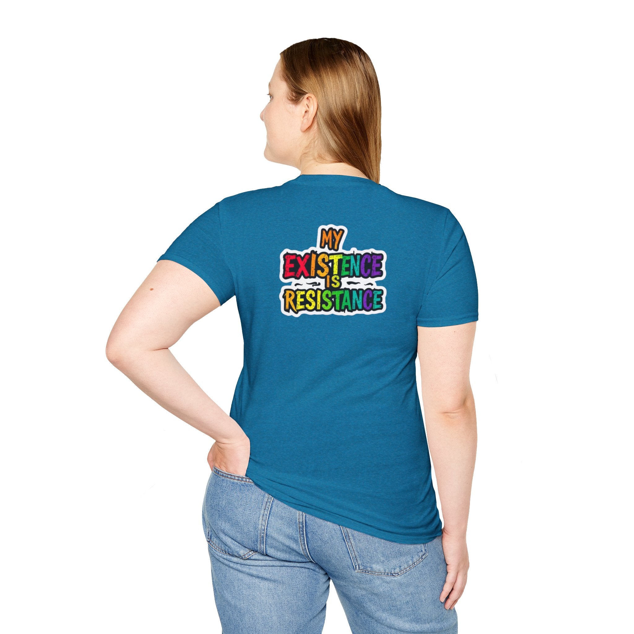 Camiseta unisex Softstyle - Diseño de corazón de orgullo con la frase 'La existencia es resistencia'