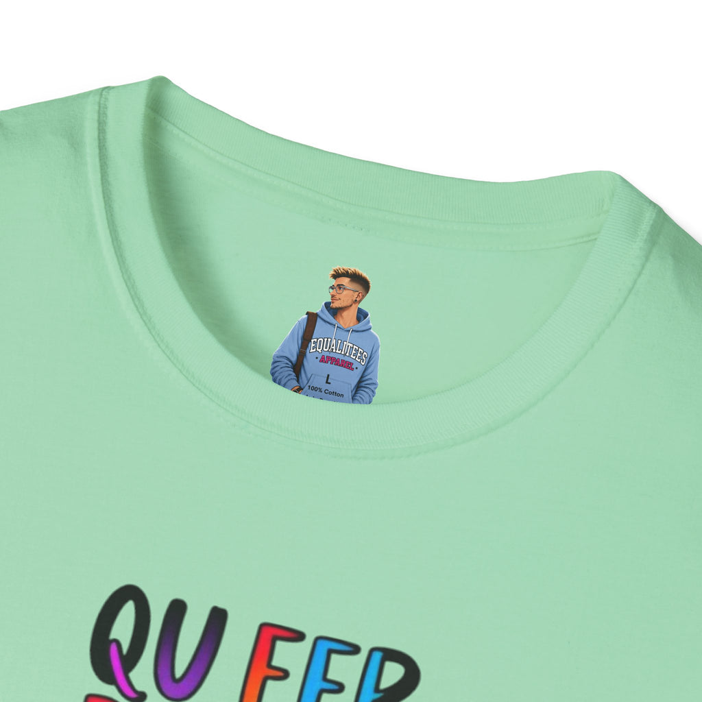 Camiseta unisex de estilo suave Queer Pride: "Las personas queer pertenecen a todas partes"