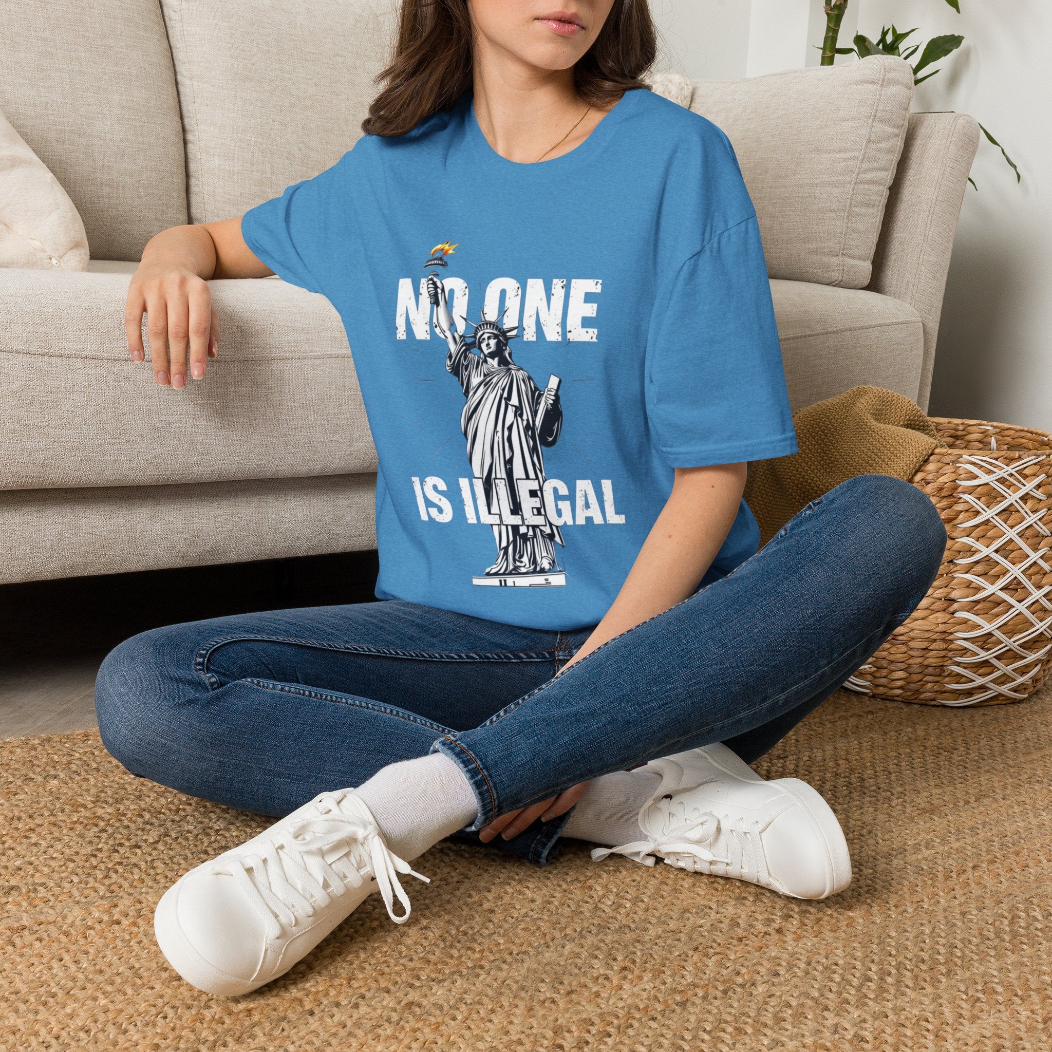Camiseta unisex de estilo suave: camiseta gráfica con el lema "Nadie es ilegal" para defensores de la justicia social