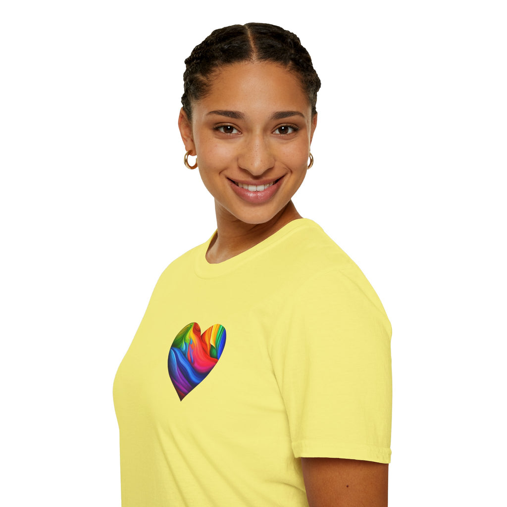 Camiseta unisex Softstyle - Diseño de corazón de orgullo con la frase 'La existencia es resistencia'