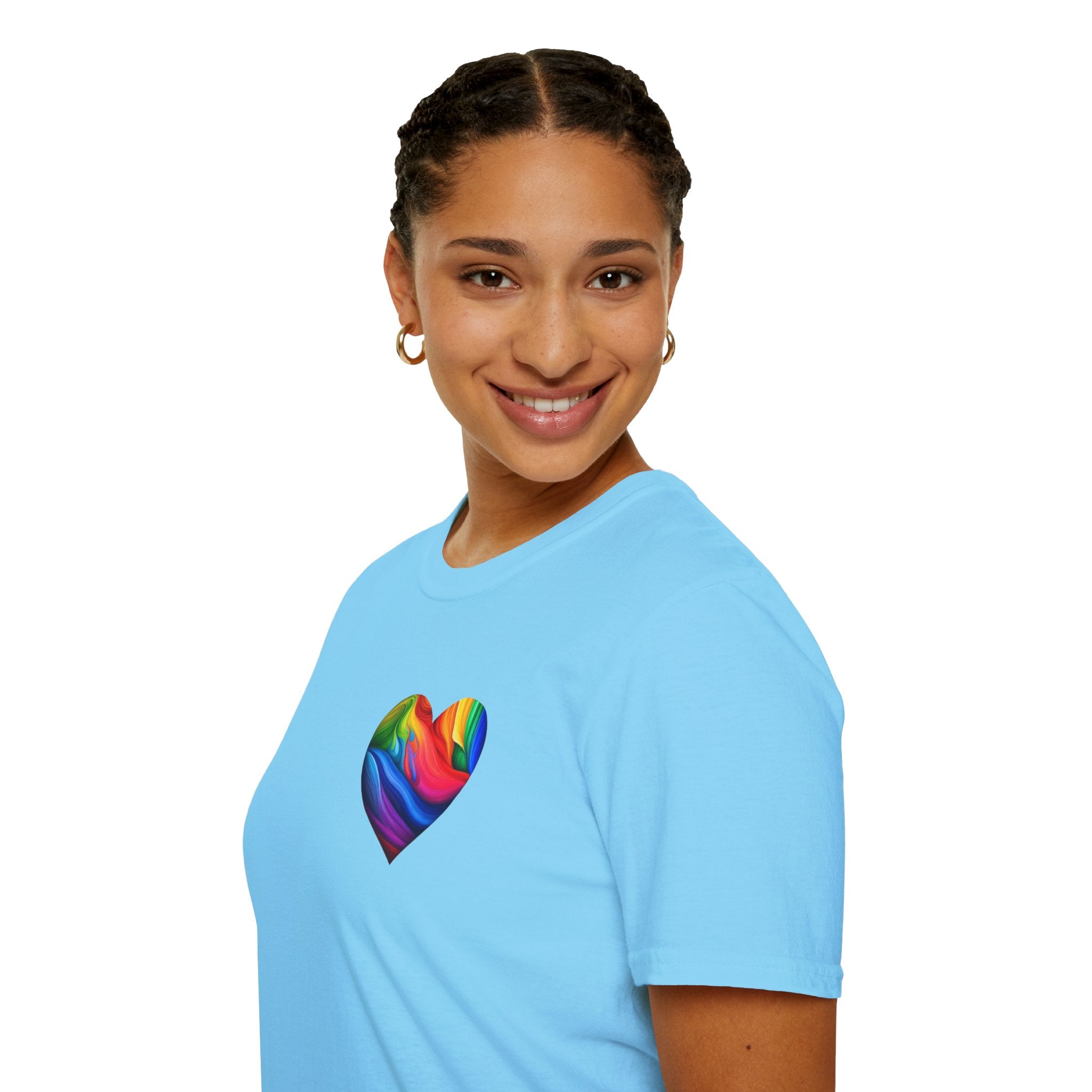 Camiseta unisex Softstyle - Diseño de corazón de orgullo con la frase 'La existencia es resistencia'