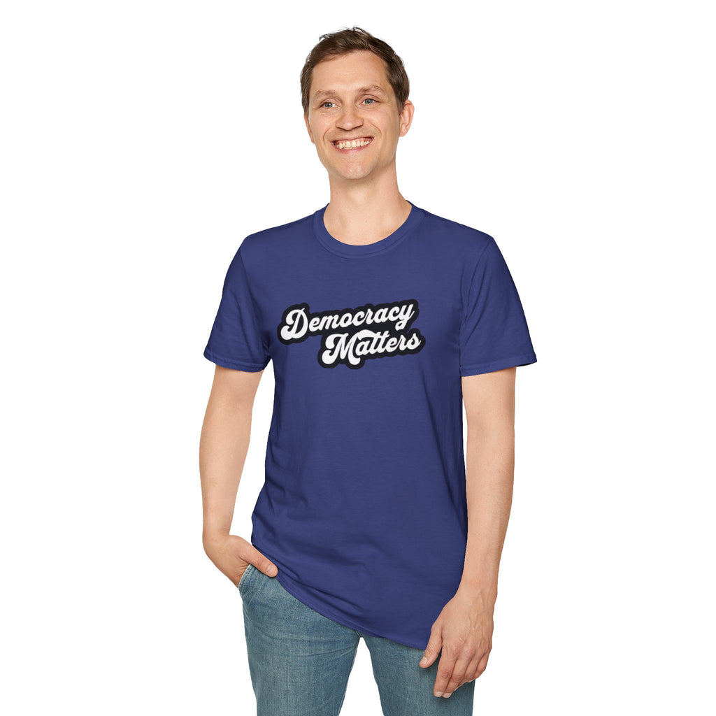Camiseta unisex de estilo suave con gráficos "La democracia importa" y "Nosotros, el pueblo, estamos cabreados".