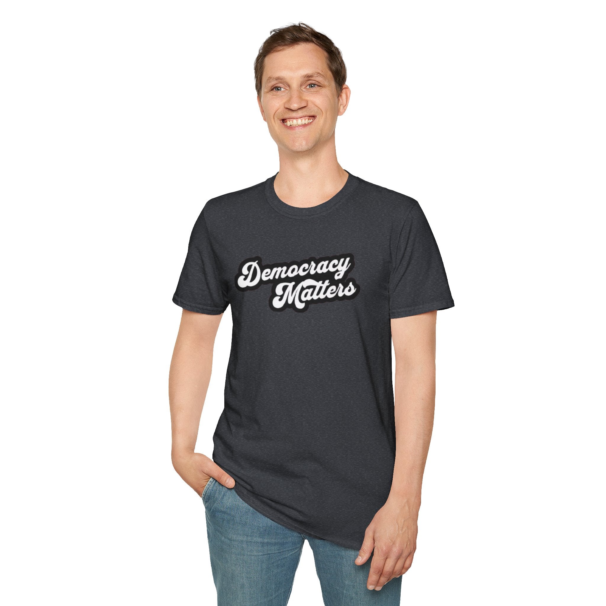 Camiseta unisex de estilo suave con gráficos "La democracia importa" y "Nosotros, el pueblo, estamos cabreados".