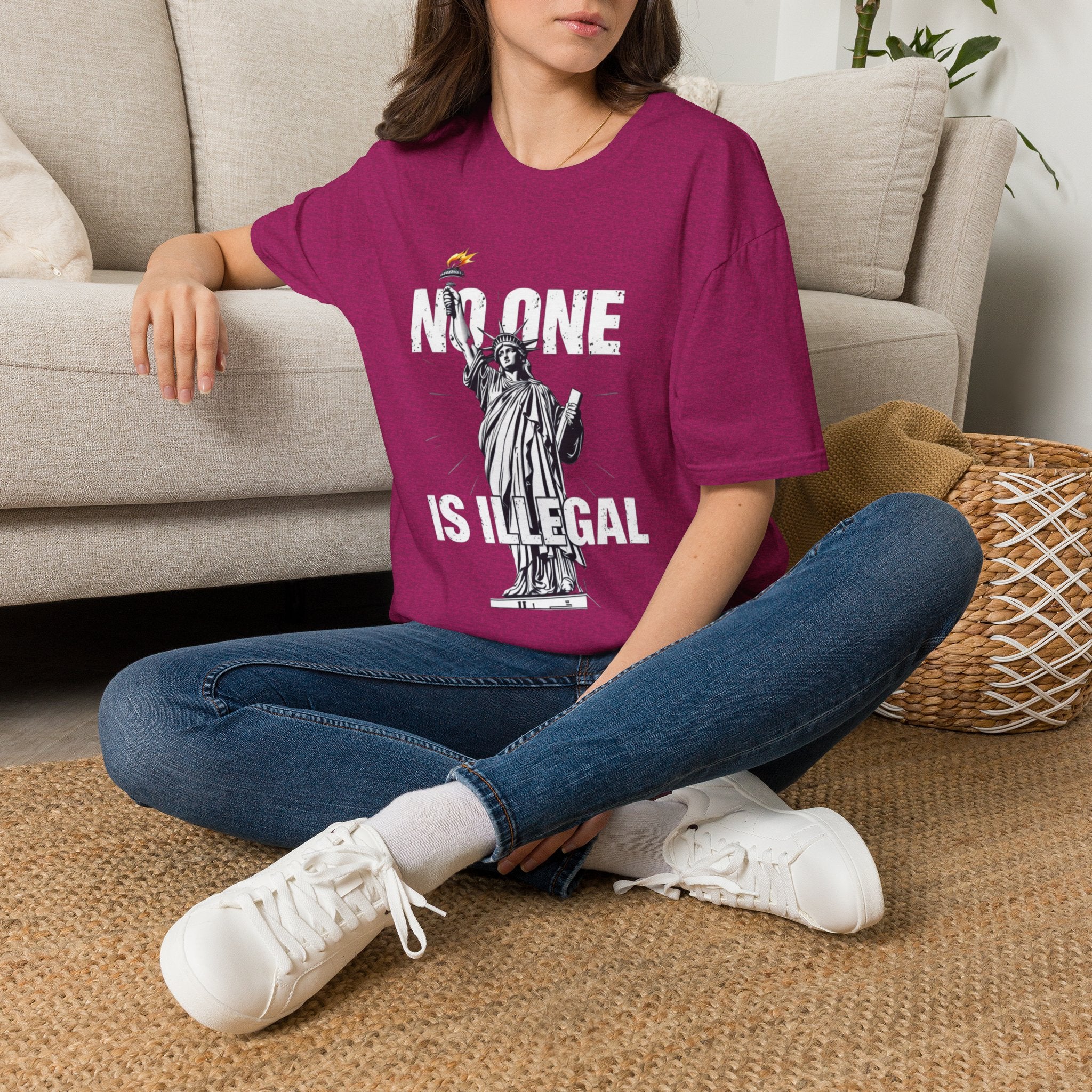 Camiseta unisex de estilo suave: camiseta gráfica con el lema "Nadie es ilegal" para defensores de la justicia social