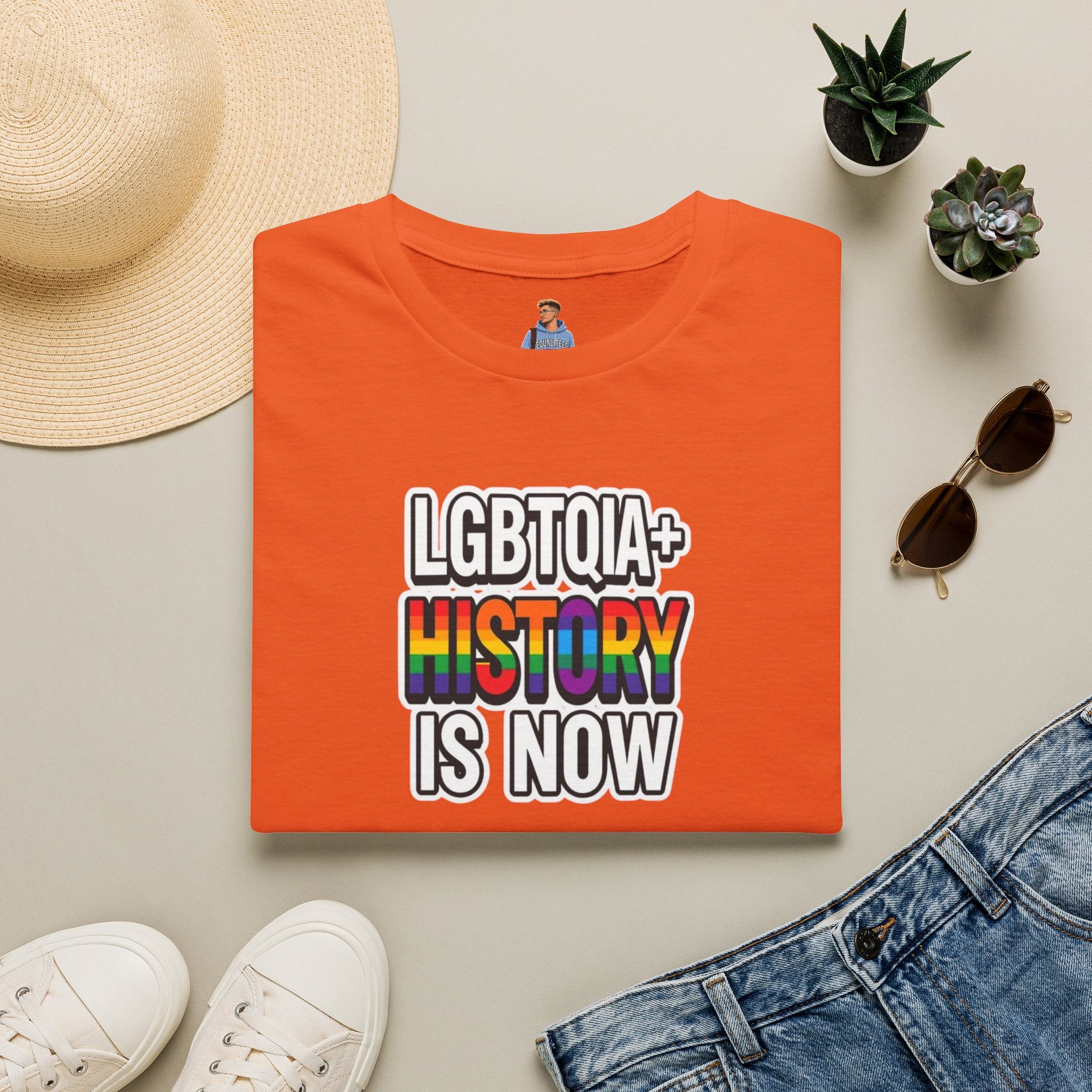 Camiseta unisex de estilo suave con la historia LGBTQIA+ ahora