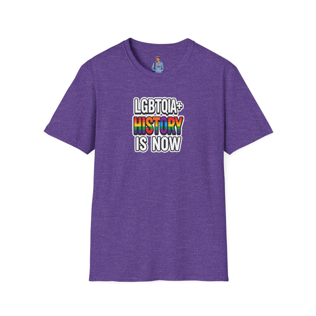 Camiseta unisex de estilo suave con la historia LGBTQIA+ ahora