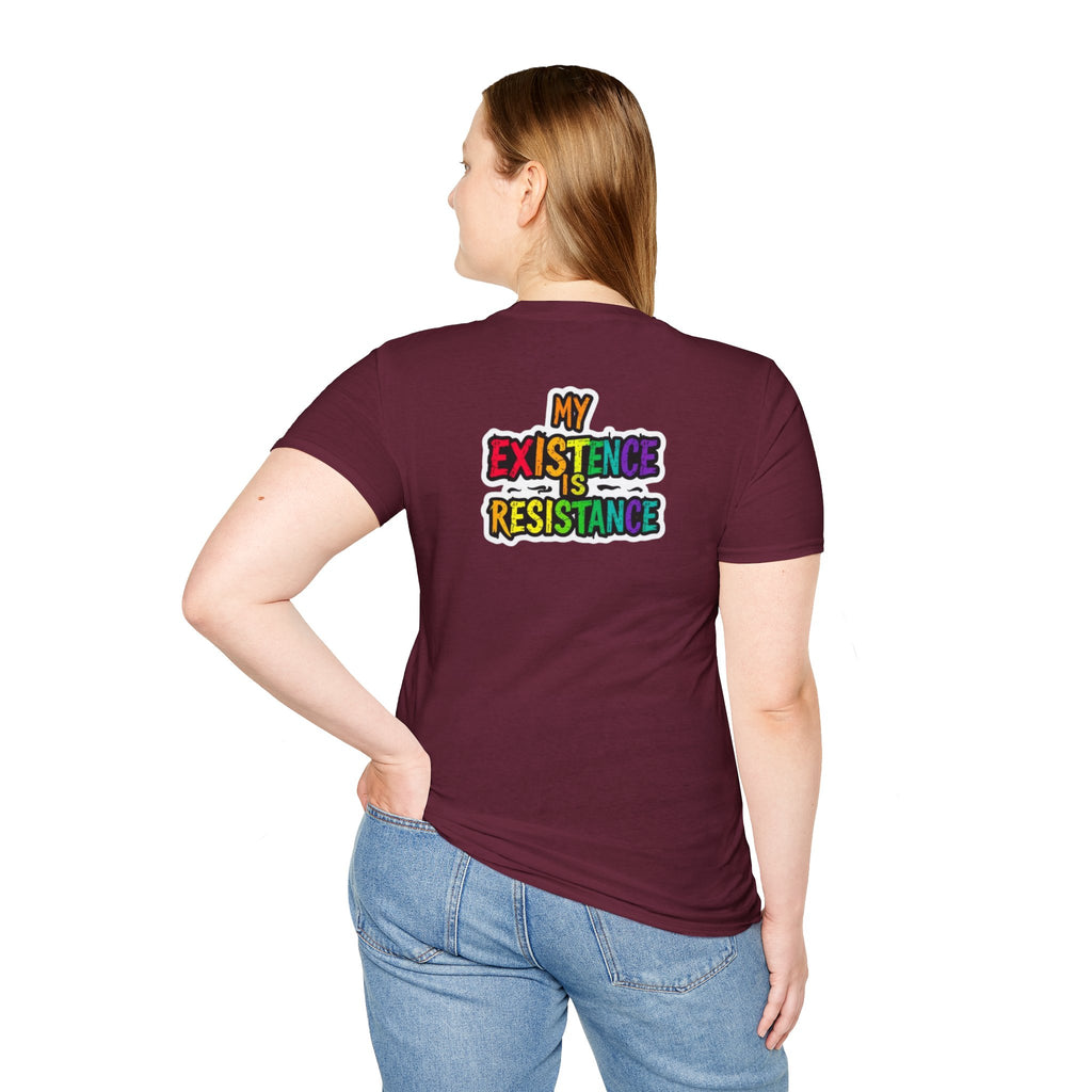 Camiseta unisex Softstyle - Diseño de corazón de orgullo con la frase 'La existencia es resistencia'