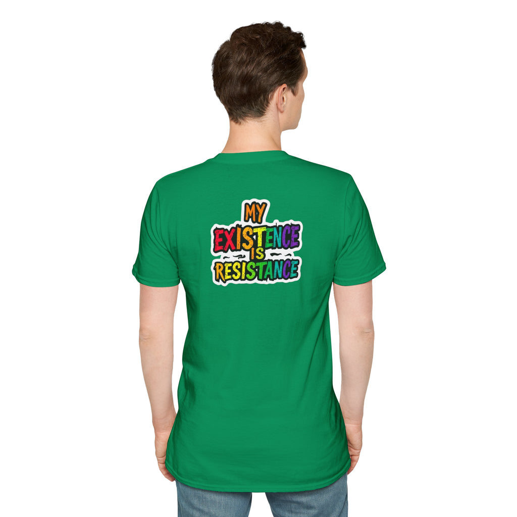 Camiseta unisex Softstyle - Diseño de corazón de orgullo con la frase 'La existencia es resistencia'