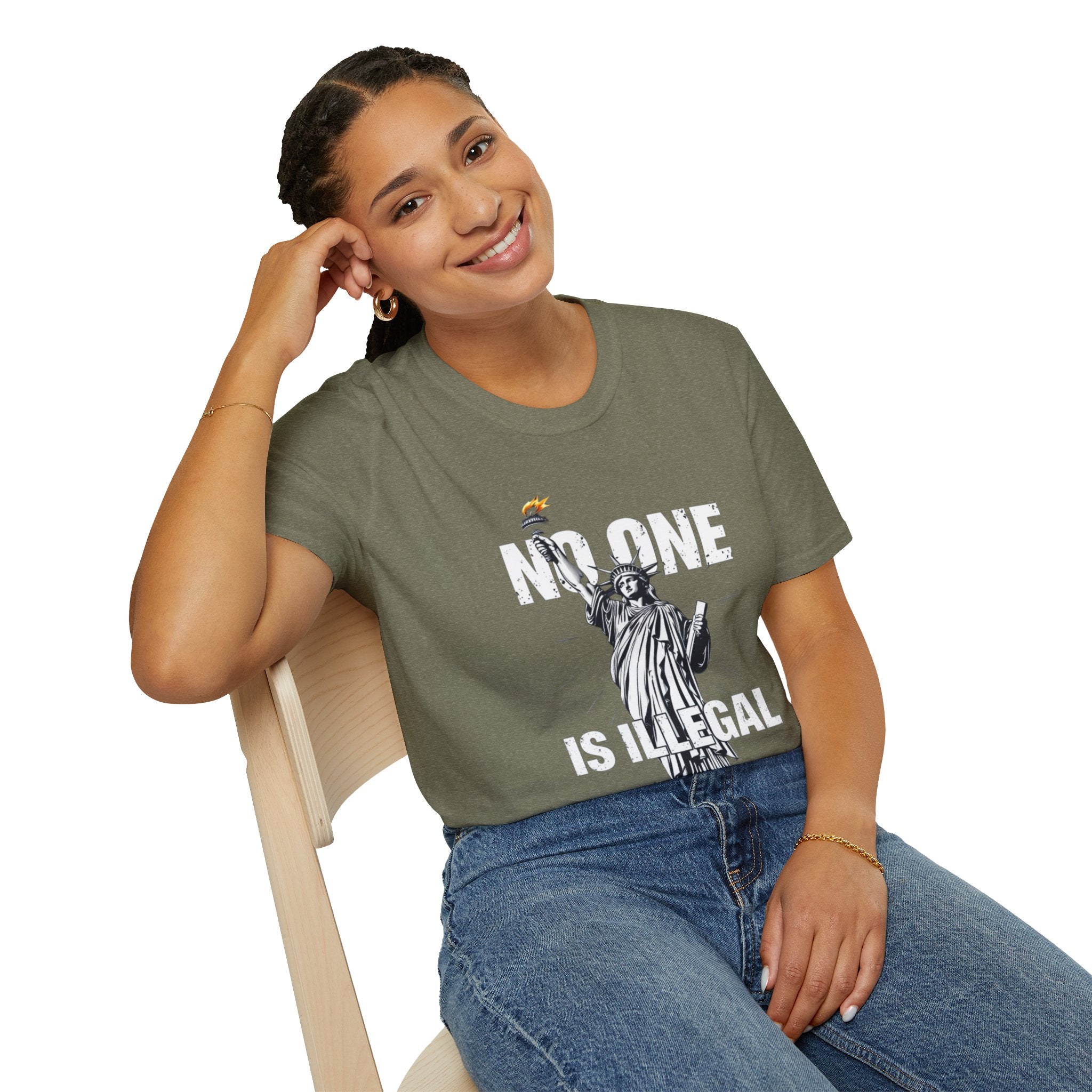 Camiseta unisex de estilo suave: camiseta gráfica con el lema "Nadie es ilegal" para defensores de la justicia social