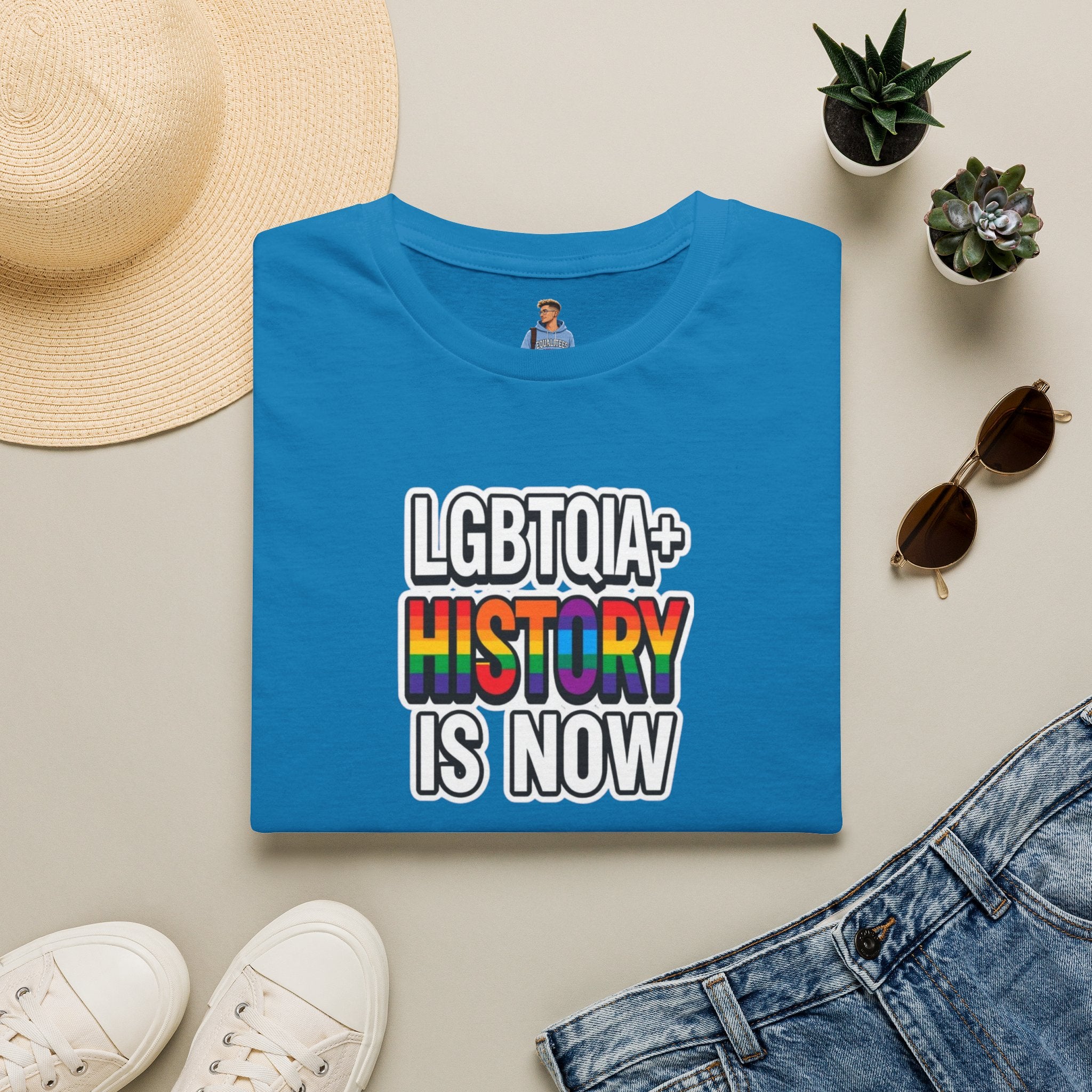 Camiseta unisex de estilo suave con la historia LGBTQIA+ ahora