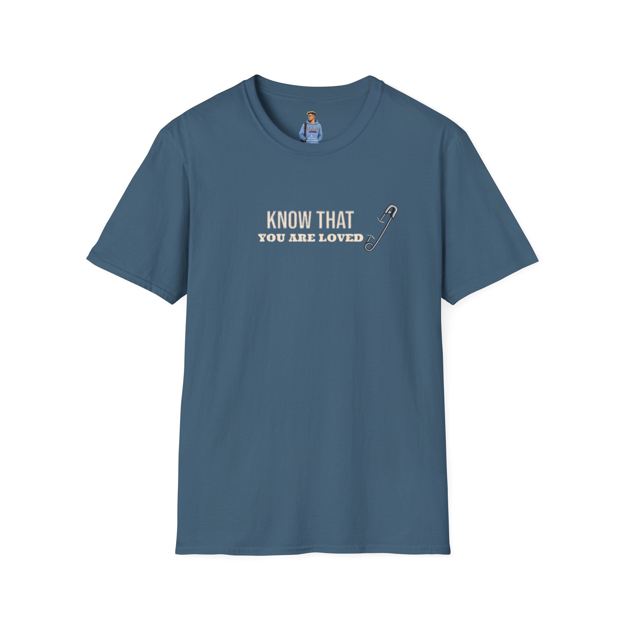 Camiseta unisex de estilo suave con el mensaje "Sepa que es amado" e inspiradora "Safety Pin"