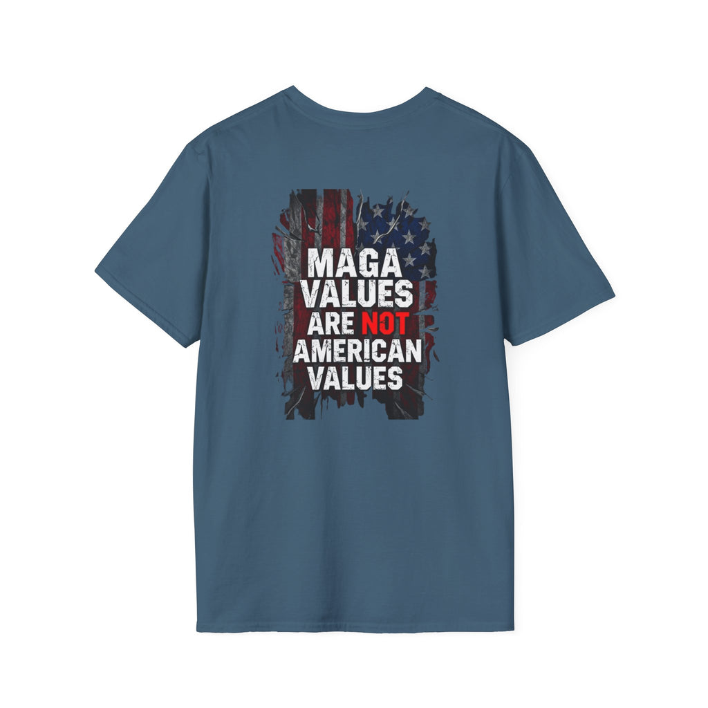 Camiseta unisex de estilo suave con gráficos "El Pueblo Unido" y "Los valores MAGA no son valores estadounidenses".