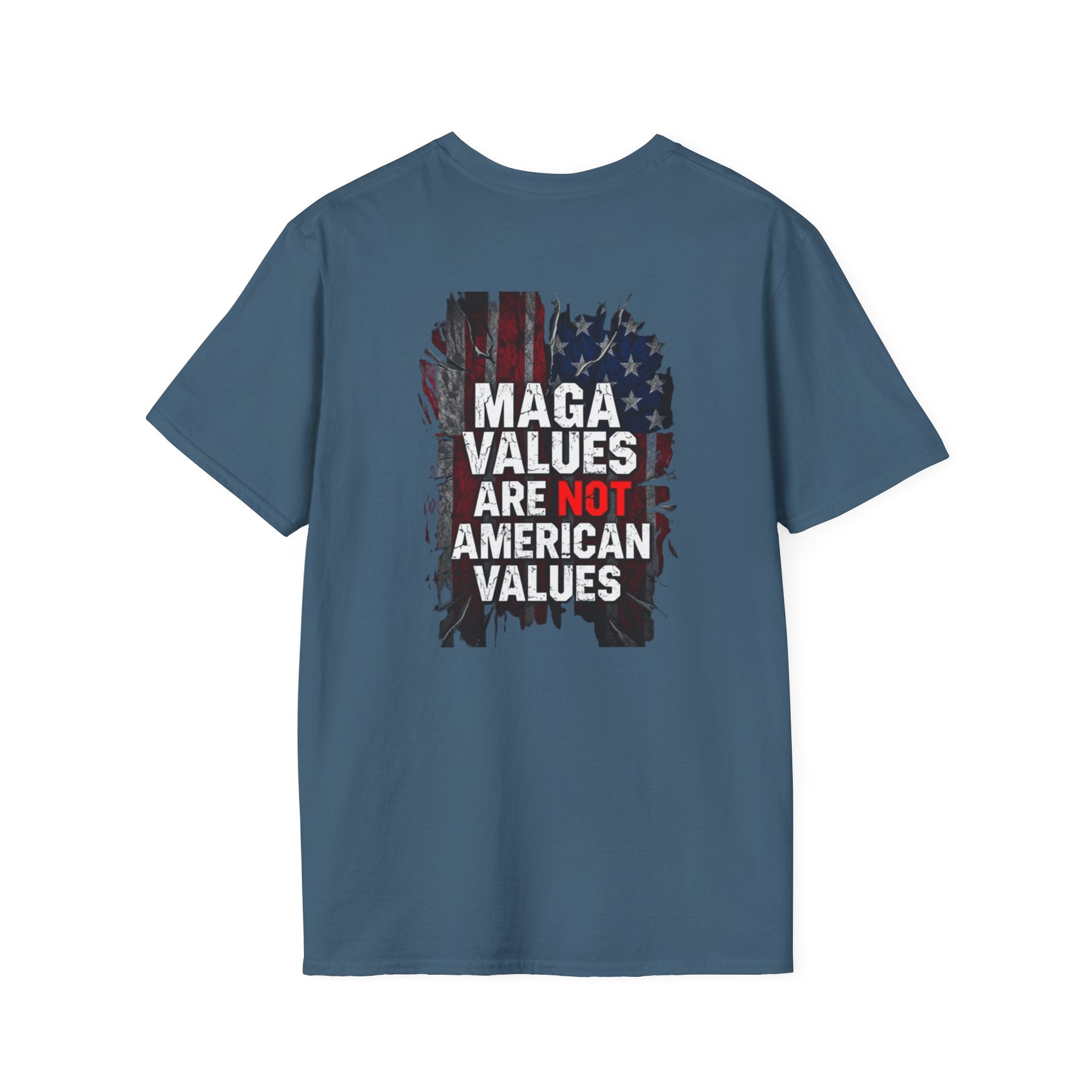 Camiseta unisex de estilo suave con gráficos "El Pueblo Unido" y "Los valores MAGA no son valores estadounidenses".