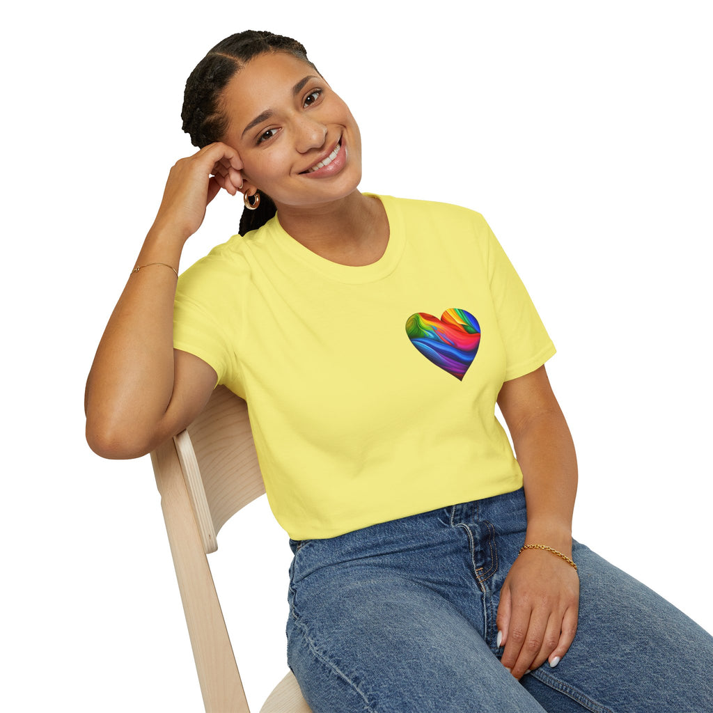 Camiseta unisex Softstyle - Diseño de corazón de orgullo con la frase 'La existencia es resistencia'