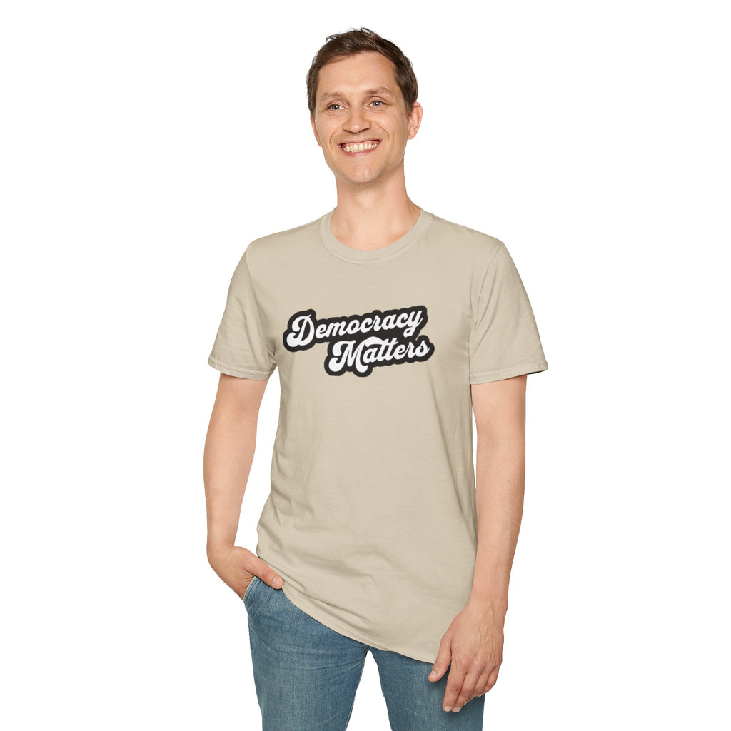 Camiseta unisex de estilo suave con gráficos "La democracia importa" y "Nosotros, el pueblo, estamos cabreados".
