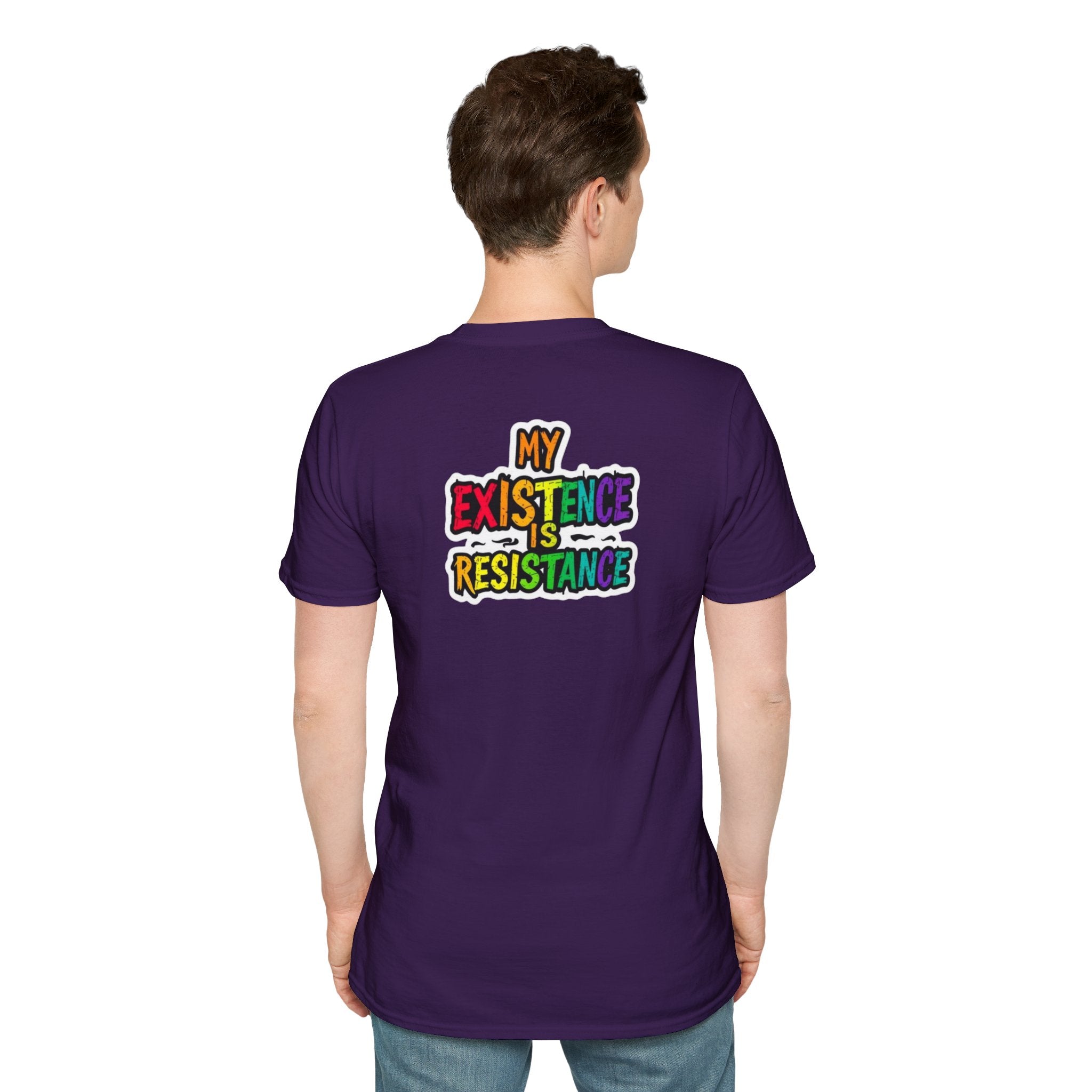 Camiseta unisex Softstyle - Diseño de corazón de orgullo con la frase 'La existencia es resistencia'