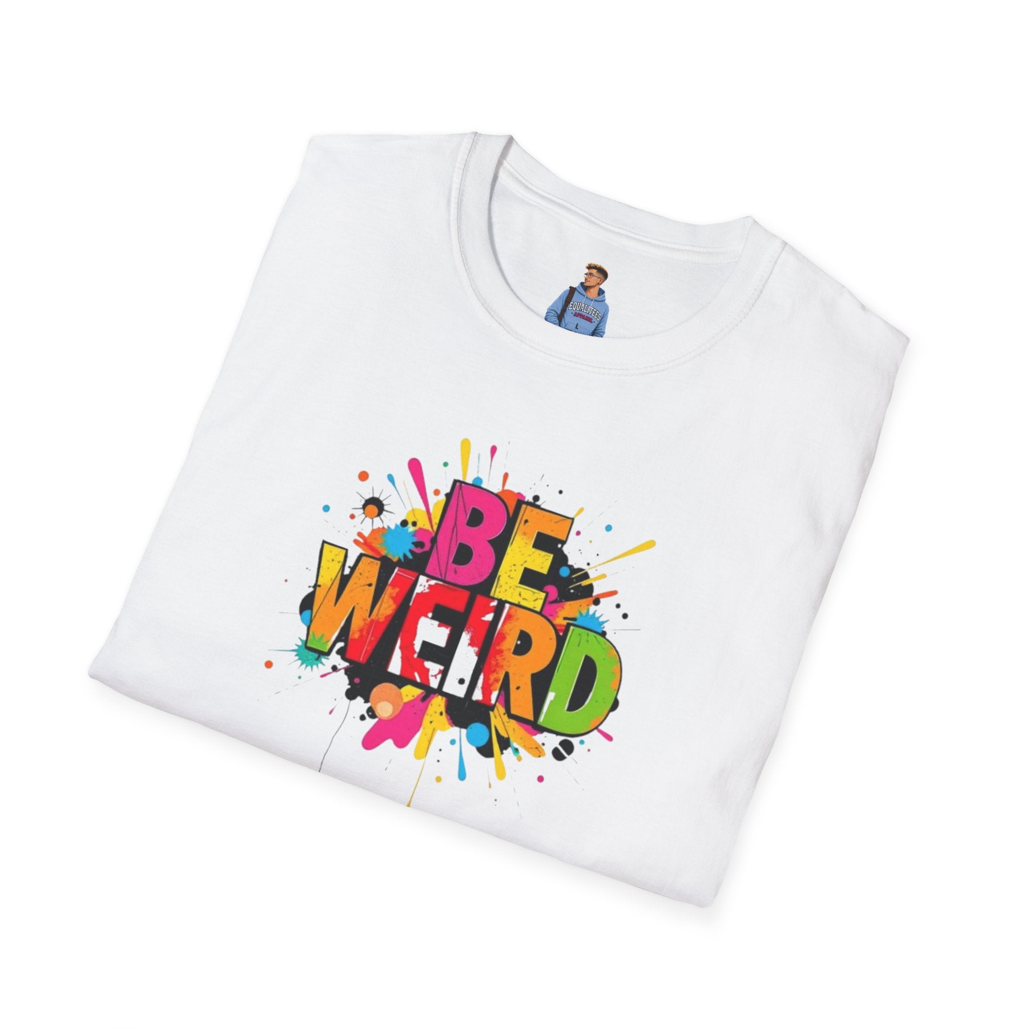 Camiseta unisex de estilo suave Be Weird: camiseta gráfica divertida y colorida para expresarse