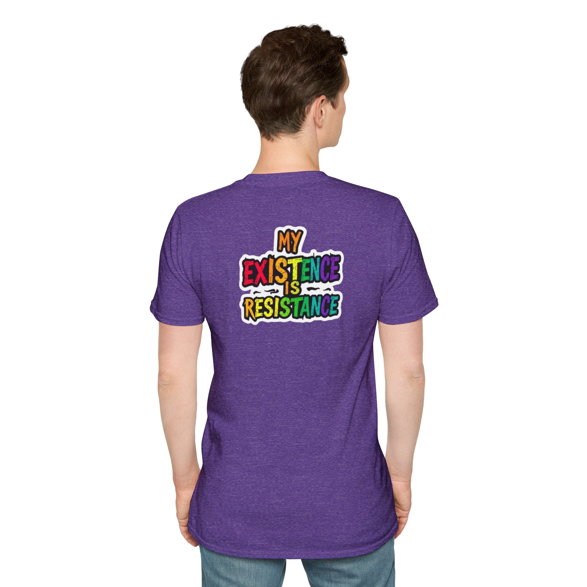 Camiseta unisex Softstyle - Diseño de corazón de orgullo con la frase 'La existencia es resistencia'