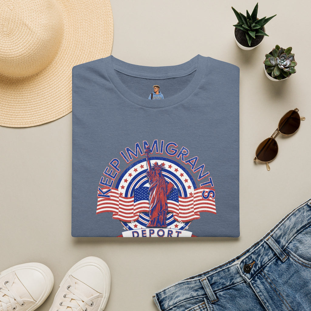 Camiseta unisex Patriota estadounidense: Mantengamos a los inmigrantes y deportemos a los fascistas: celebremos la libertad y la diversidad