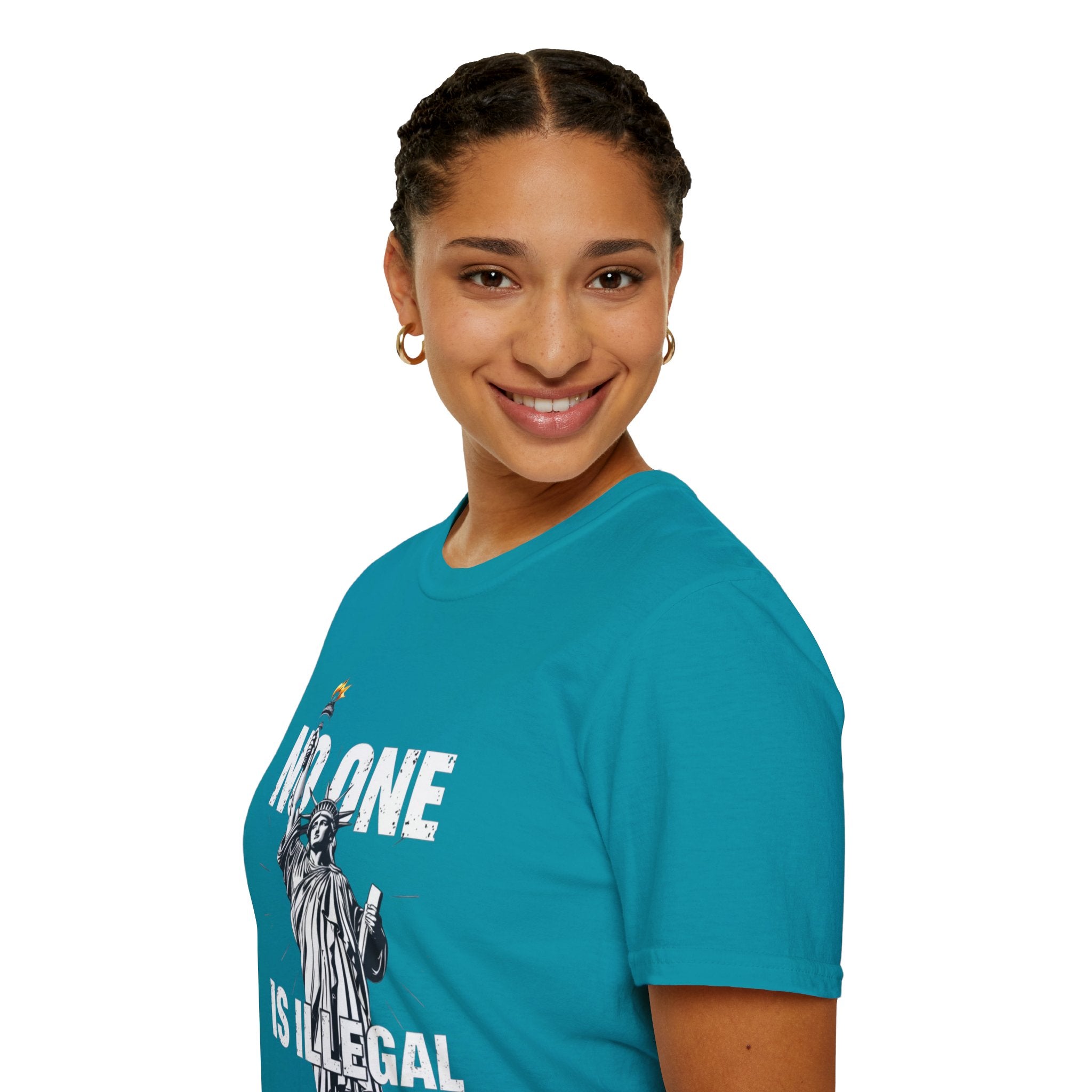 Camiseta unisex de estilo suave: camiseta gráfica con el lema "Nadie es ilegal" para defensores de la justicia social
