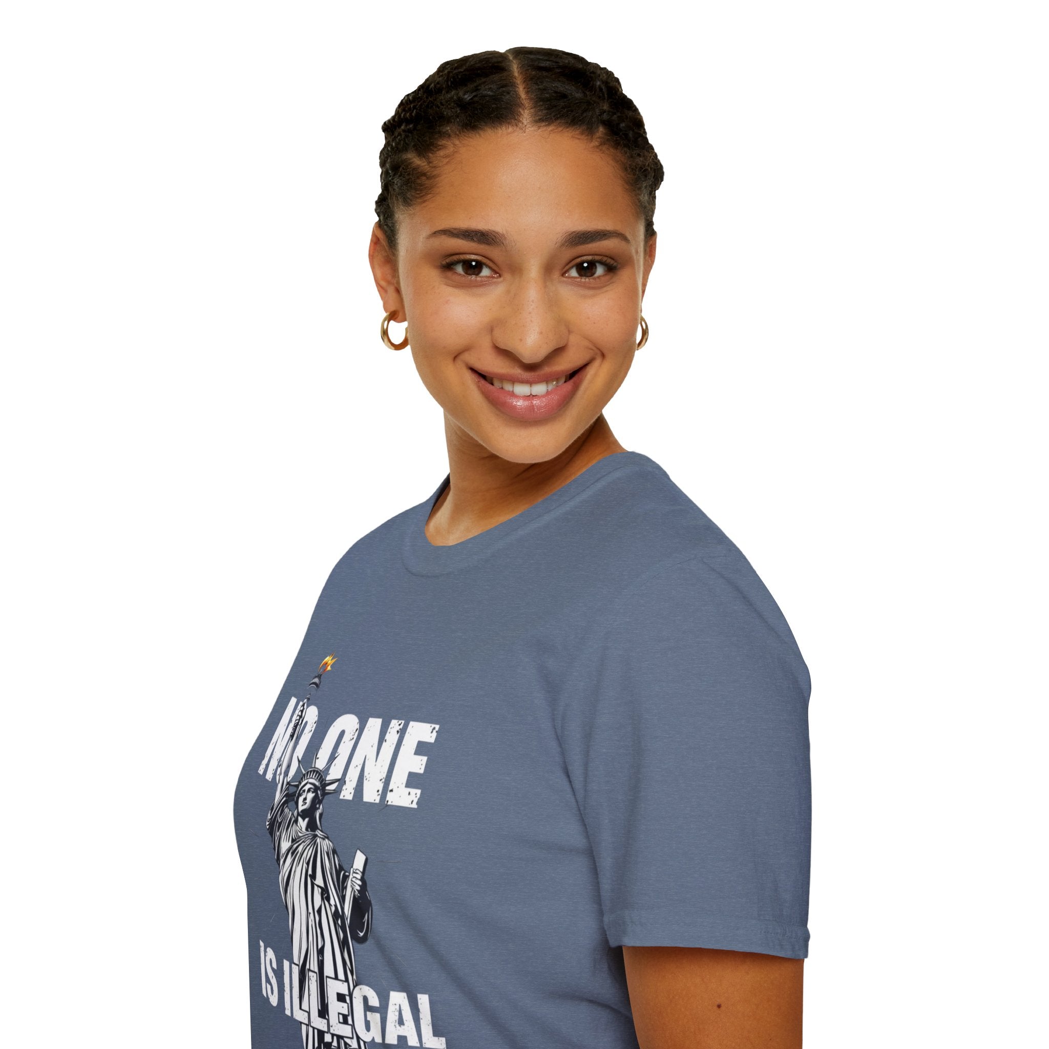 Camiseta unisex de estilo suave: camiseta gráfica con el lema "Nadie es ilegal" para defensores de la justicia social
