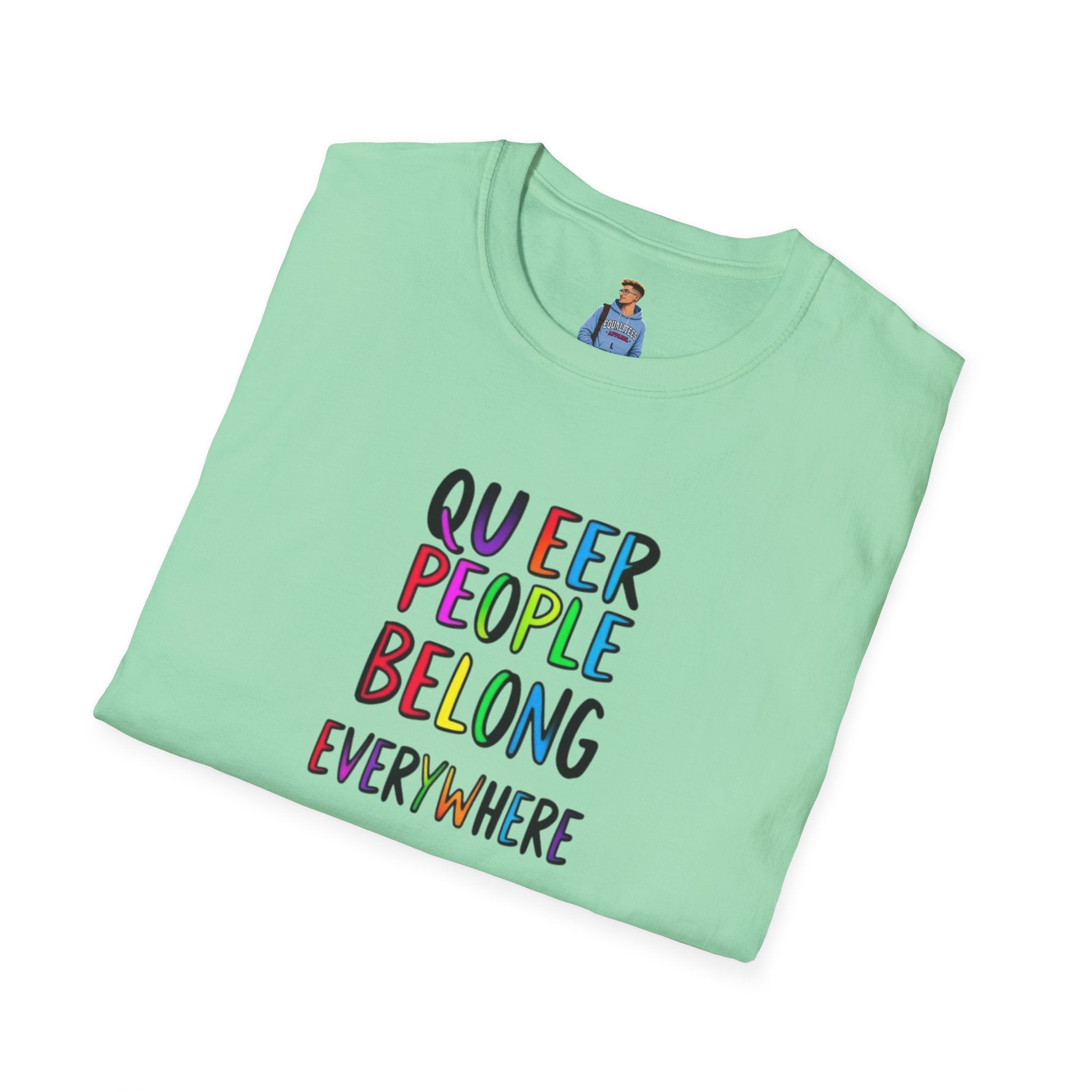 Camiseta unisex de estilo suave Queer Pride: "Las personas queer pertenecen a todas partes"