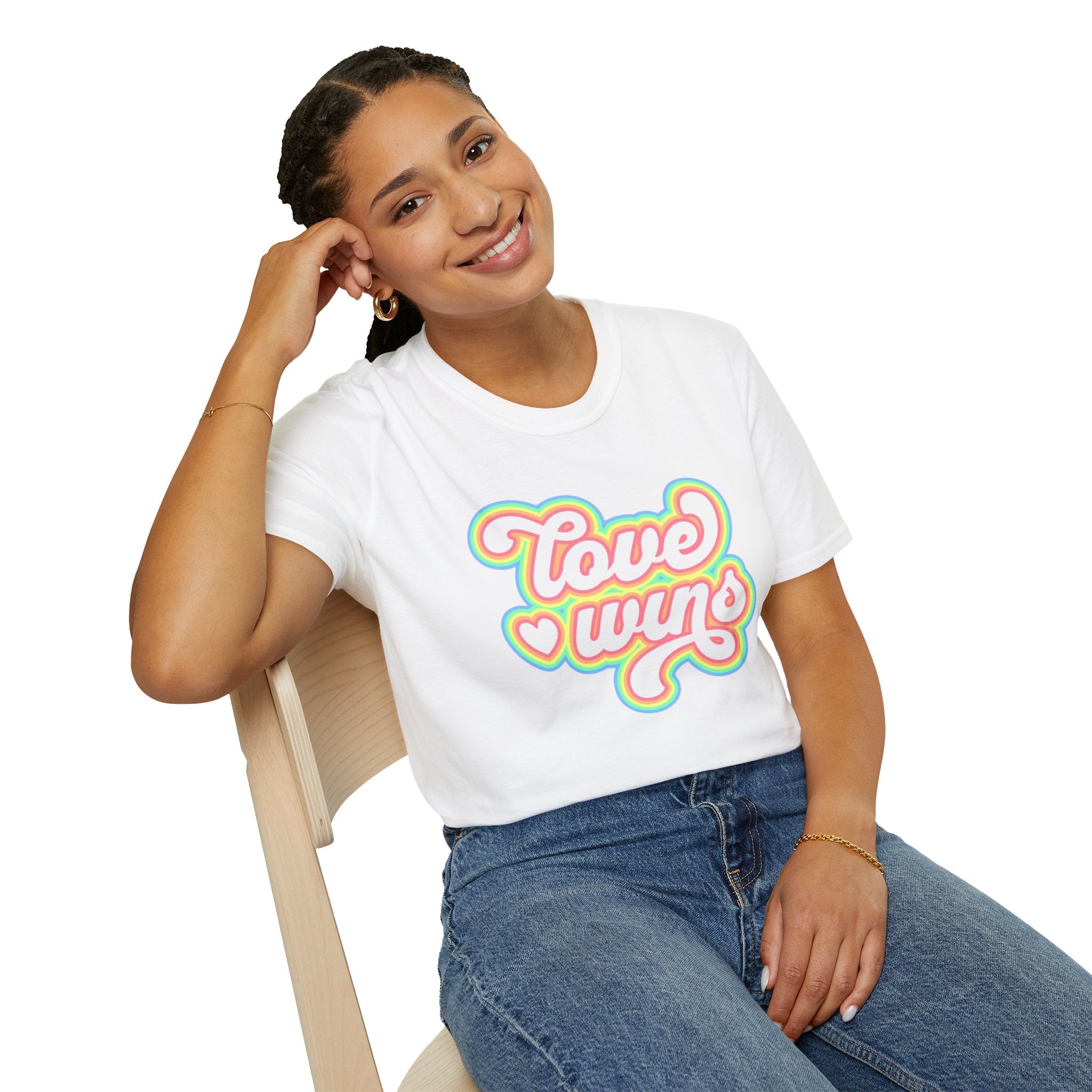 Camiseta unisex de estilo suave Love Wins: vibraciones positivas para el orgullo y el uso diario