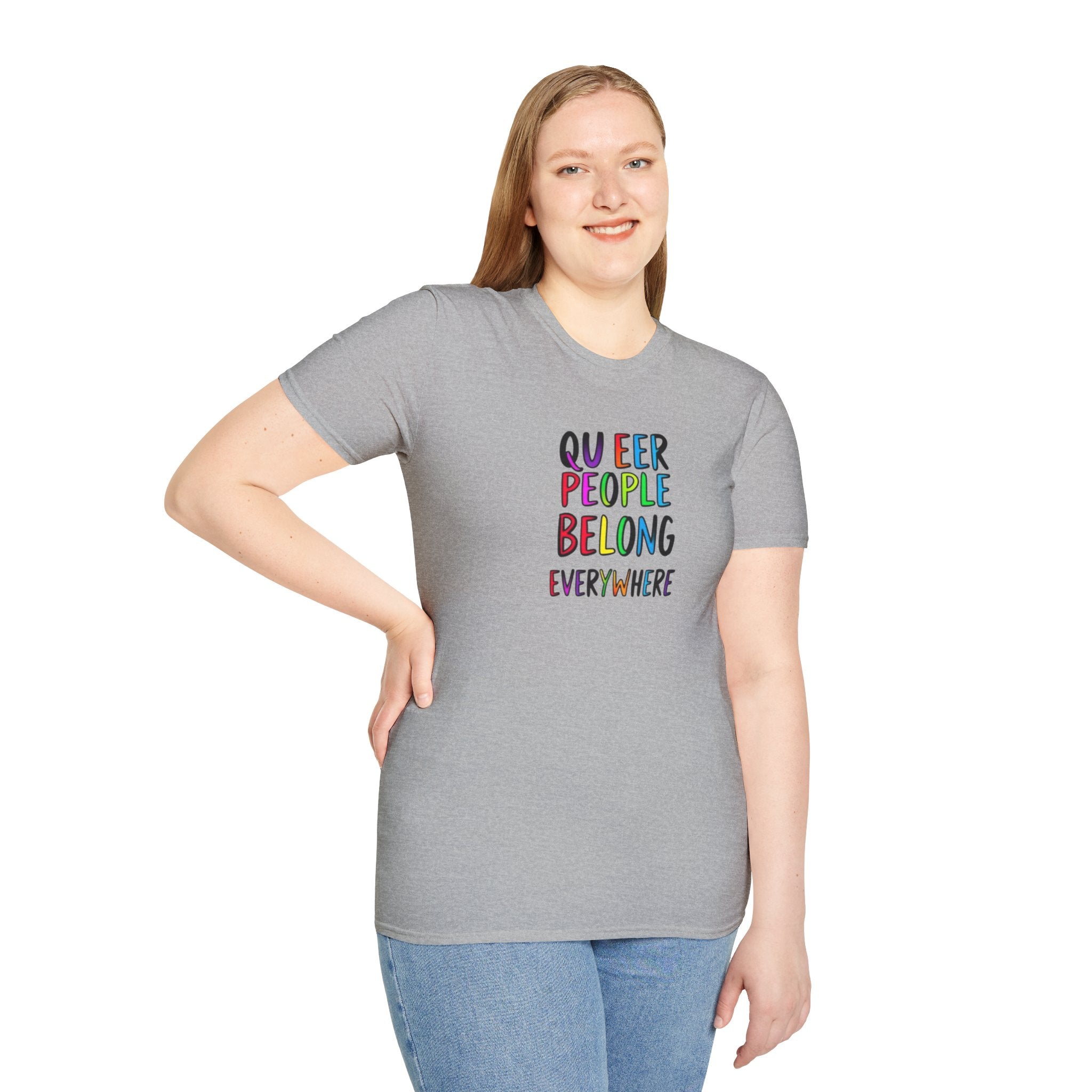 Camiseta unisex de estilo suave Queer Pride: "Las personas queer pertenecen a todas partes"