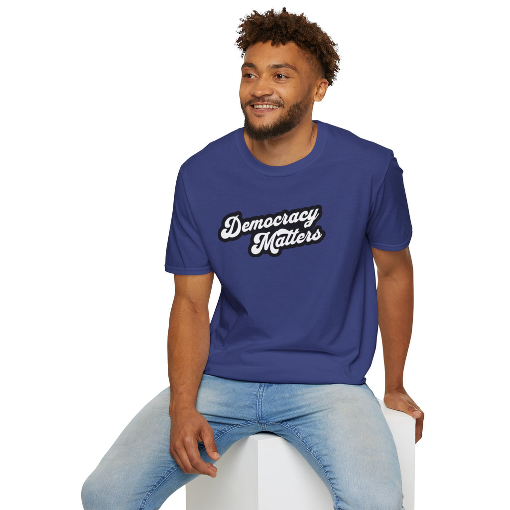 Camiseta unisex de estilo suave con gráficos "La democracia importa" y "Nosotros, el pueblo, estamos cabreados".