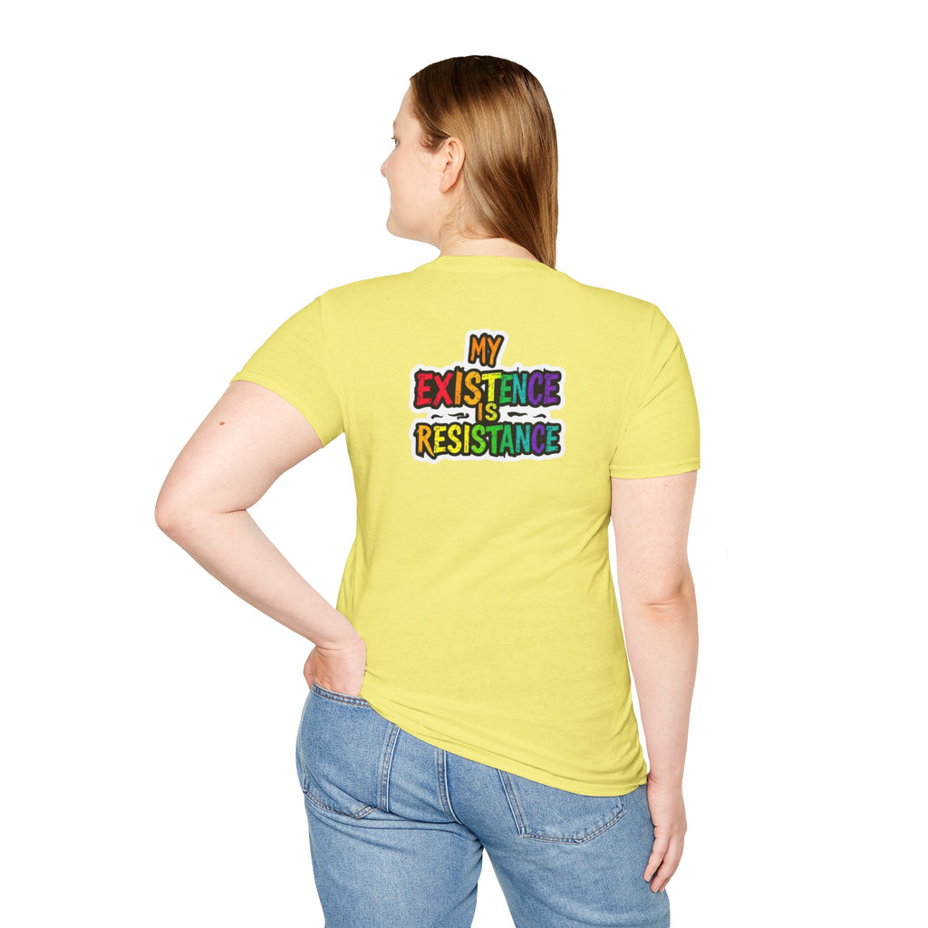 Camiseta unisex Softstyle - Diseño de corazón de orgullo con la frase 'La existencia es resistencia'