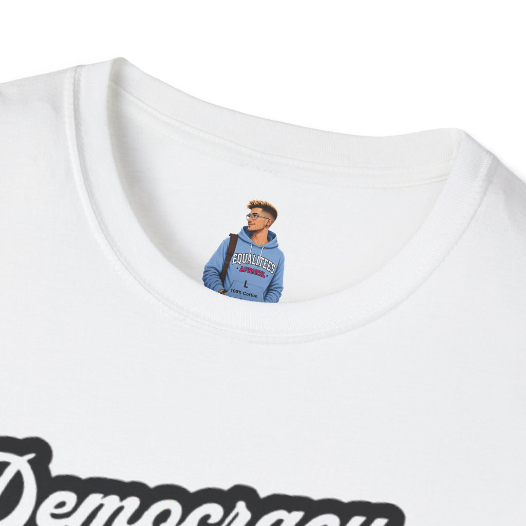 Camiseta unisex de estilo suave con gráficos "La democracia importa" y "Nosotros, el pueblo, estamos cabreados".