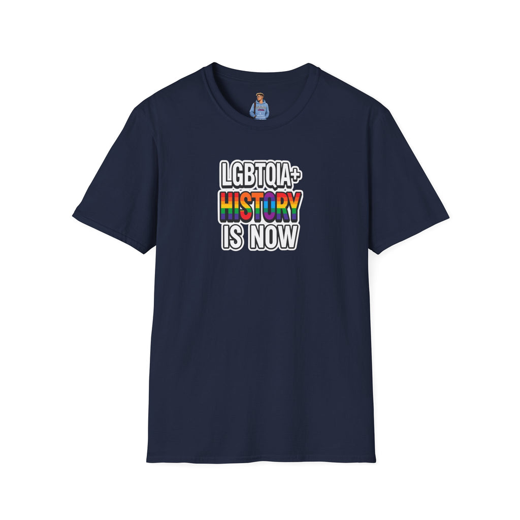 Camiseta unisex de estilo suave con la historia LGBTQIA+ ahora