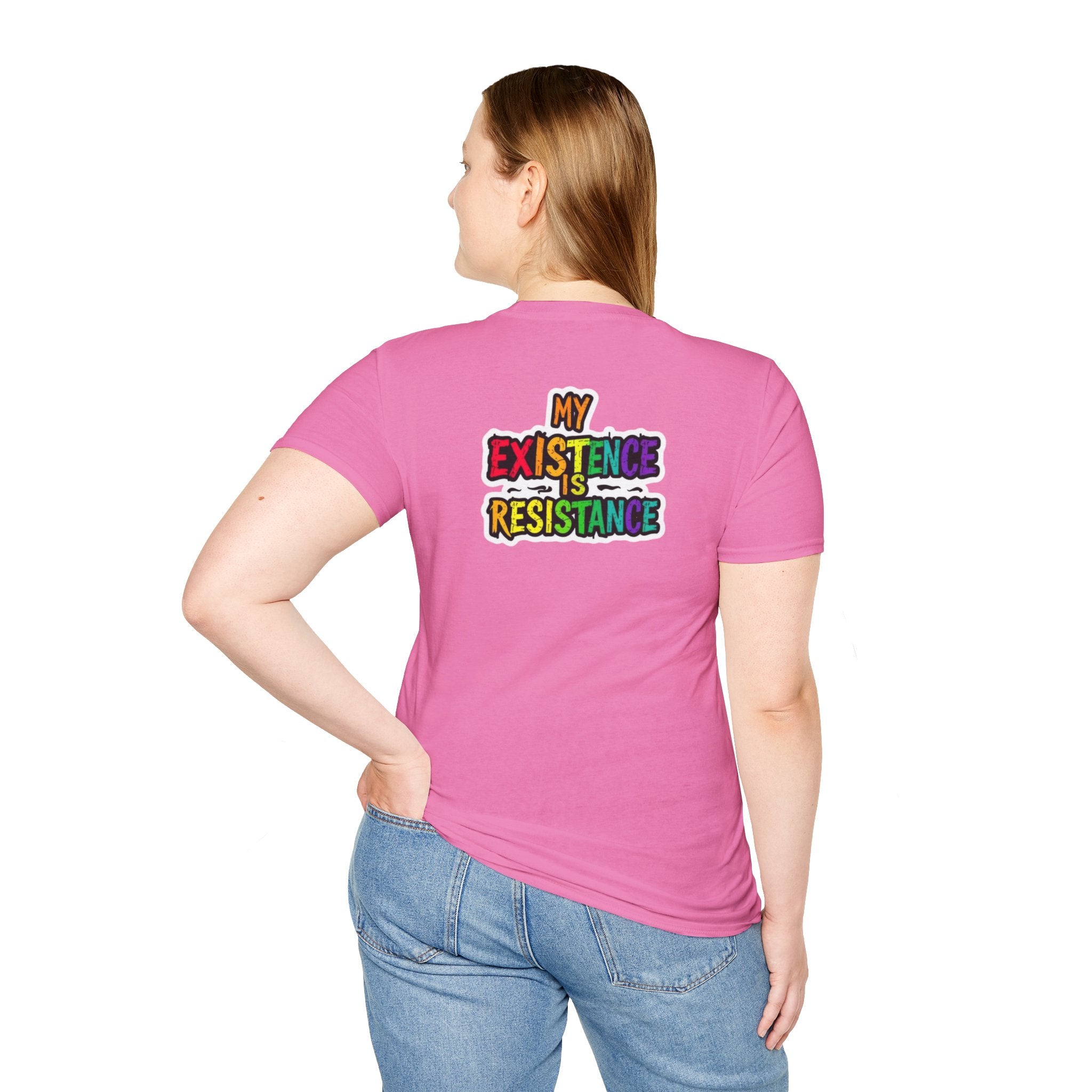 Camiseta unisex Softstyle - Diseño de corazón de orgullo con la frase 'La existencia es resistencia'