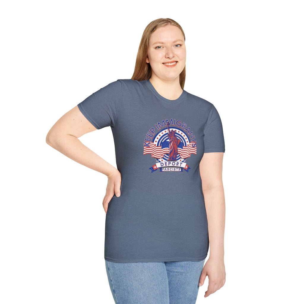 Camiseta unisex Patriota estadounidense: Mantengamos a los inmigrantes y deportemos a los fascistas: celebremos la libertad y la diversidad