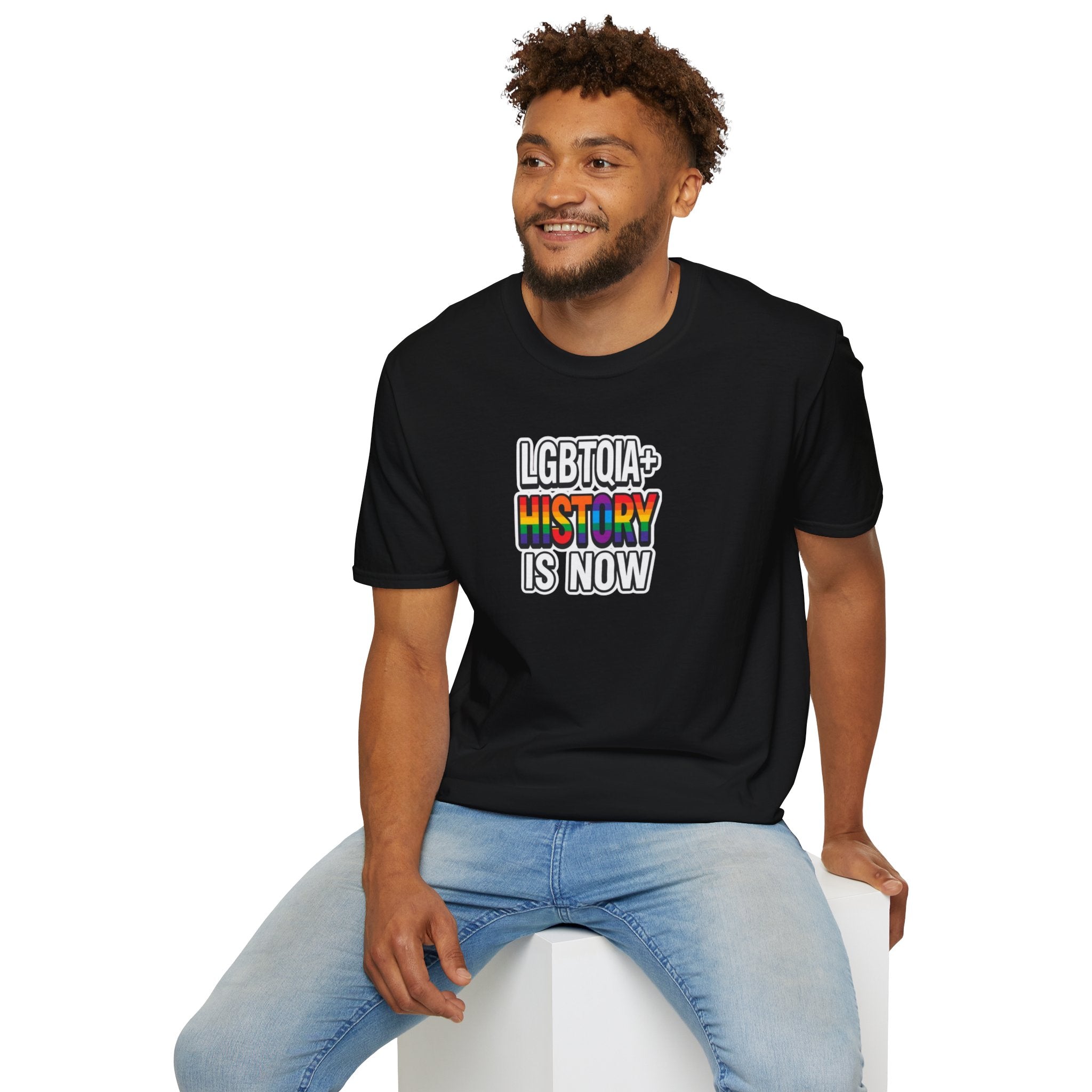 Camiseta unisex de estilo suave con la historia LGBTQIA+ ahora