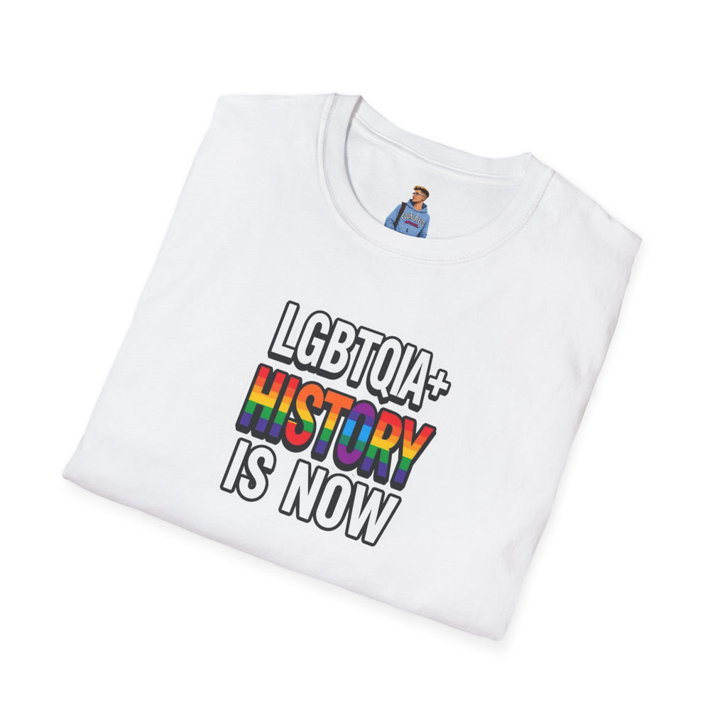 Camiseta unisex de estilo suave con la historia LGBTQIA+ ahora