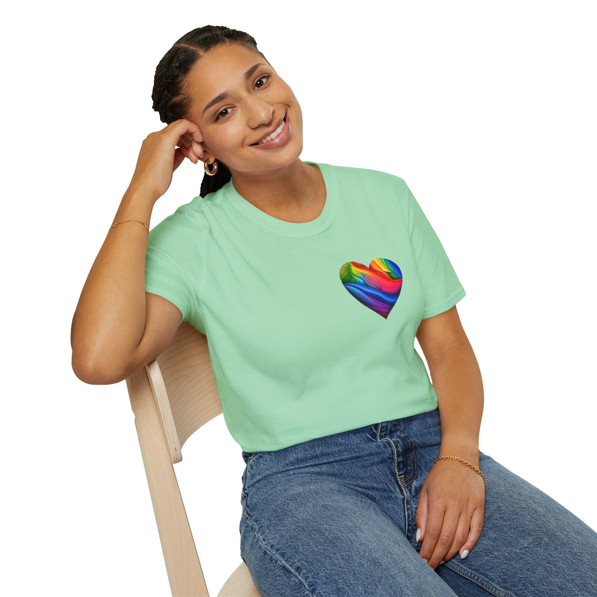 Camiseta unisex Softstyle - Diseño de corazón de orgullo con la frase 'La existencia es resistencia'