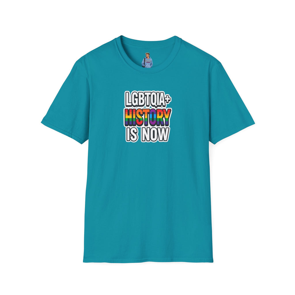 Camiseta unisex de estilo suave con la historia LGBTQIA+ ahora