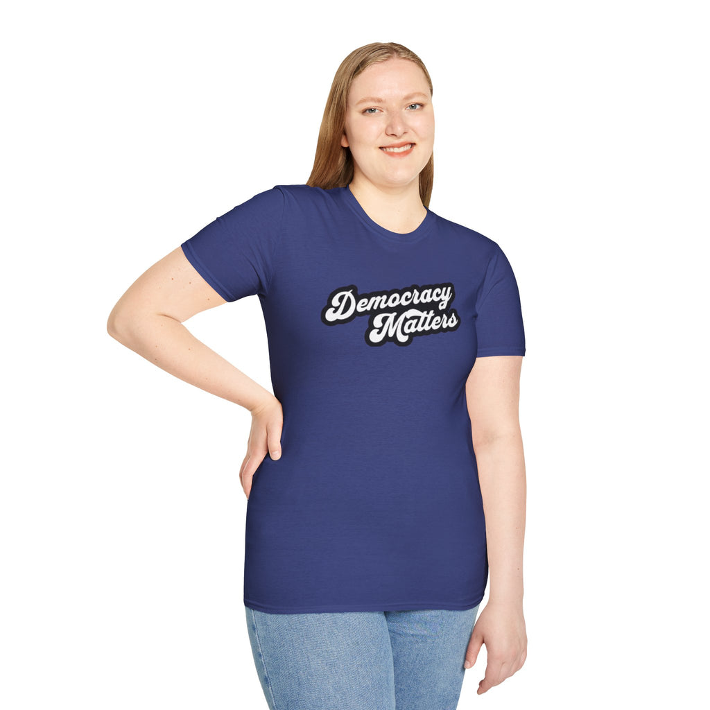 Camiseta unisex de estilo suave con gráficos "La democracia importa" y "Nosotros, el pueblo, estamos cabreados".