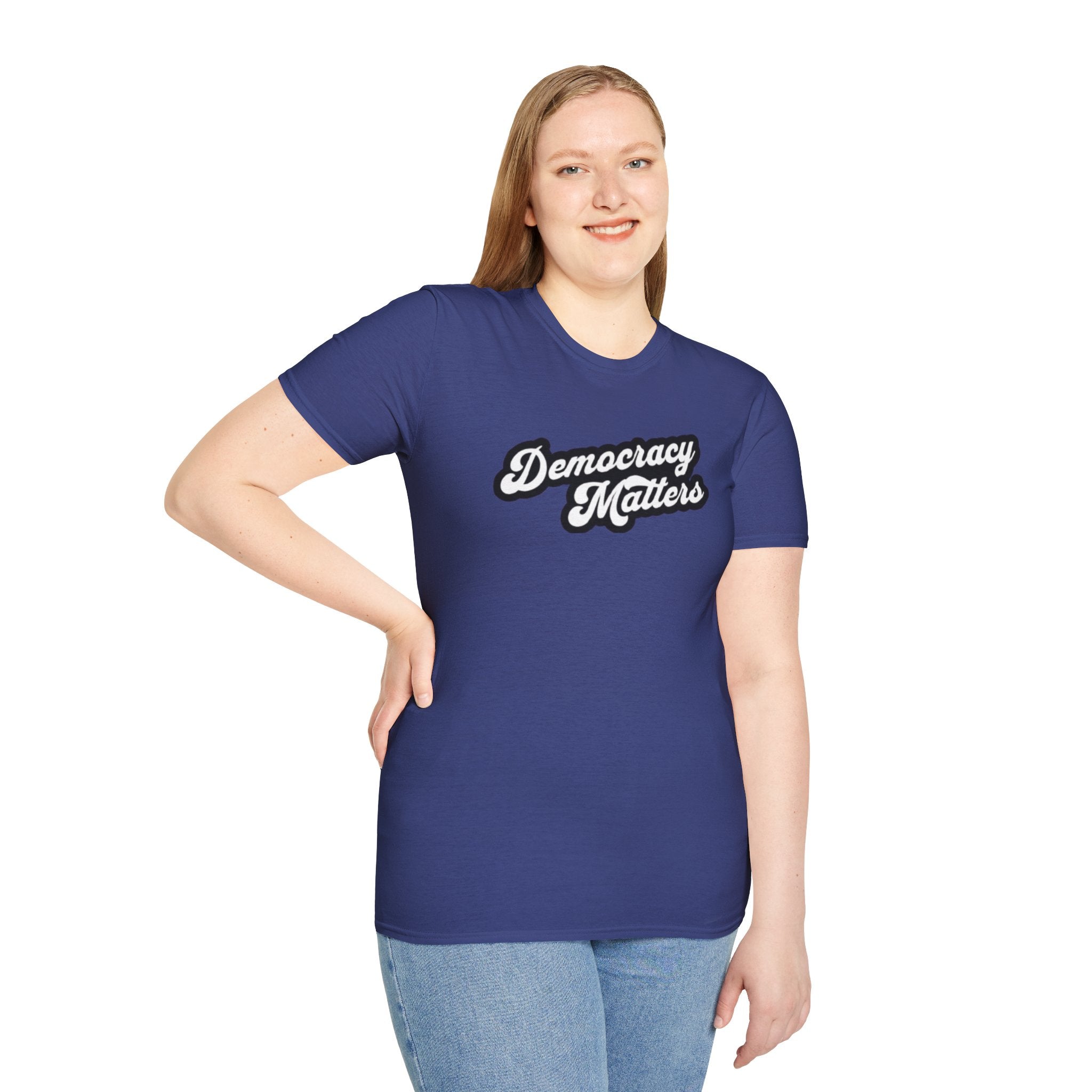 Camiseta unisex de estilo suave con gráficos "La democracia importa" y "Nosotros, el pueblo, estamos cabreados".