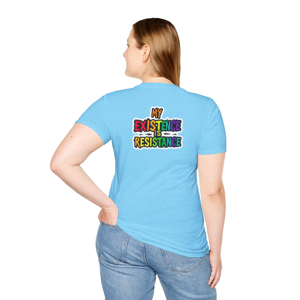 Camiseta unisex Softstyle - Diseño de corazón de orgullo con la frase 'La existencia es resistencia'