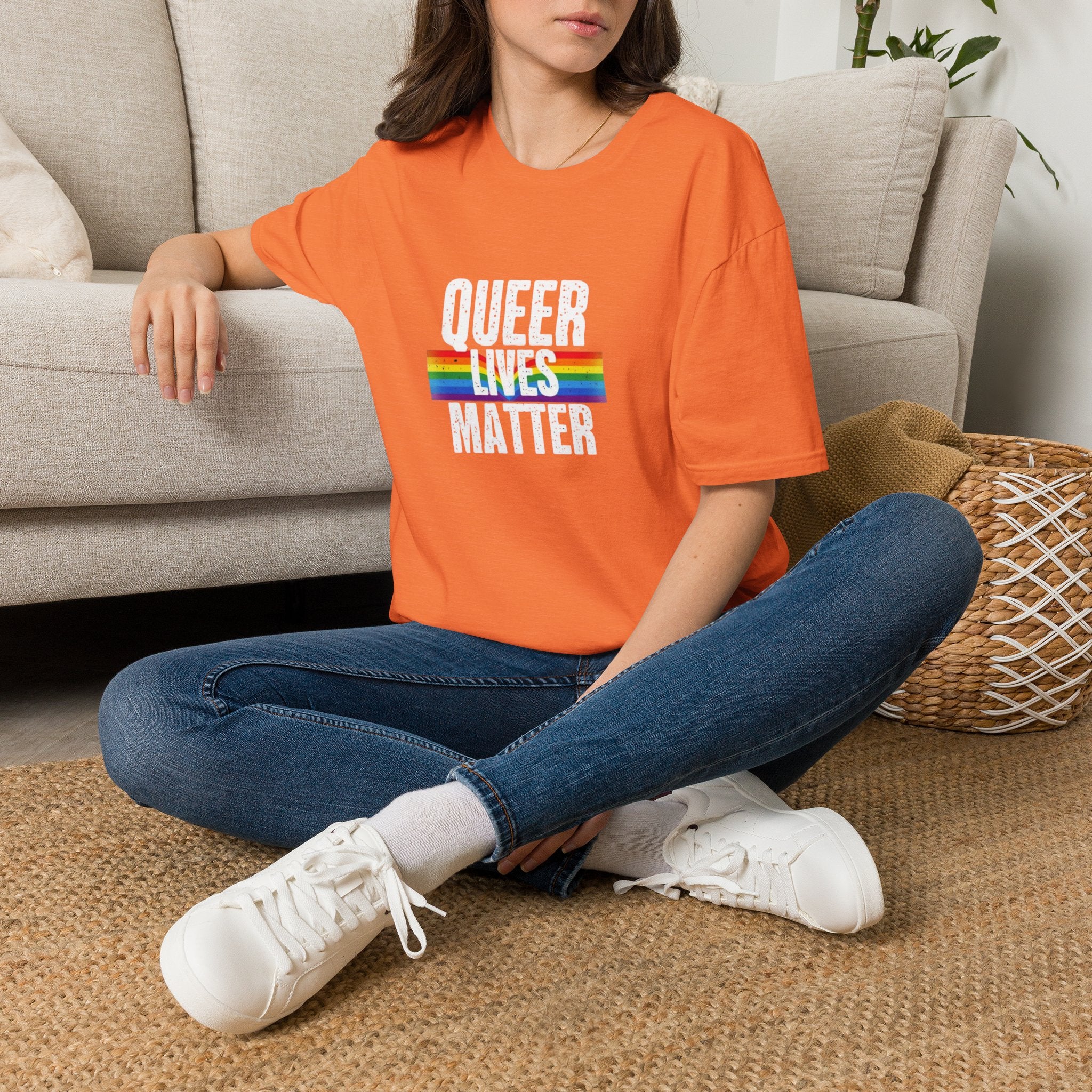 Camiseta unisex de estilo suave "Queer Lives Matter" - Apoya los derechos LGBTQ+