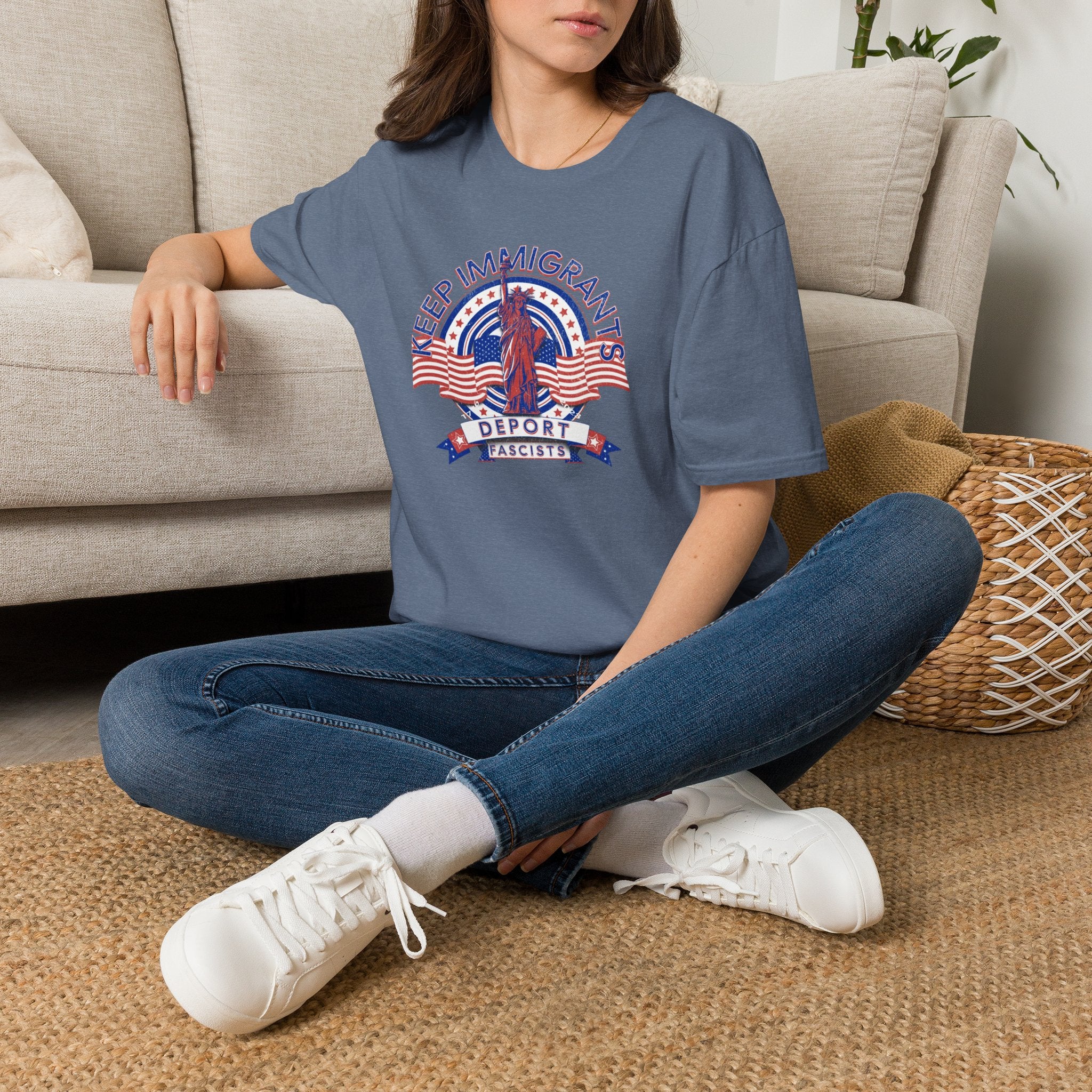 Camiseta unisex Patriota estadounidense: Mantengamos a los inmigrantes y deportemos a los fascistas: celebremos la libertad y la diversidad